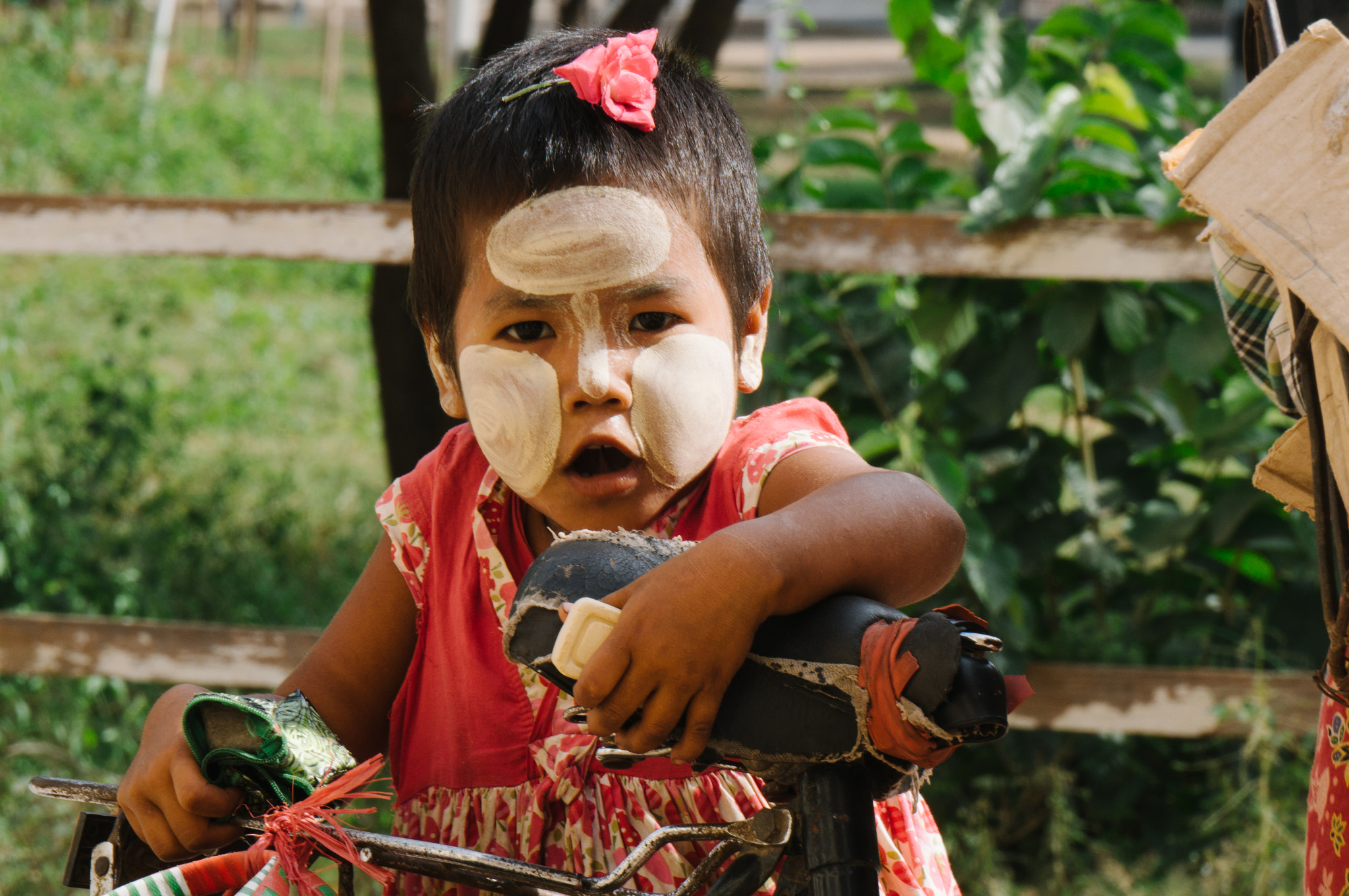 Sony Alpha NEX-3N + Sony E 55-210mm F4.5-6.3 OSS sample photo. Burmese kid photography