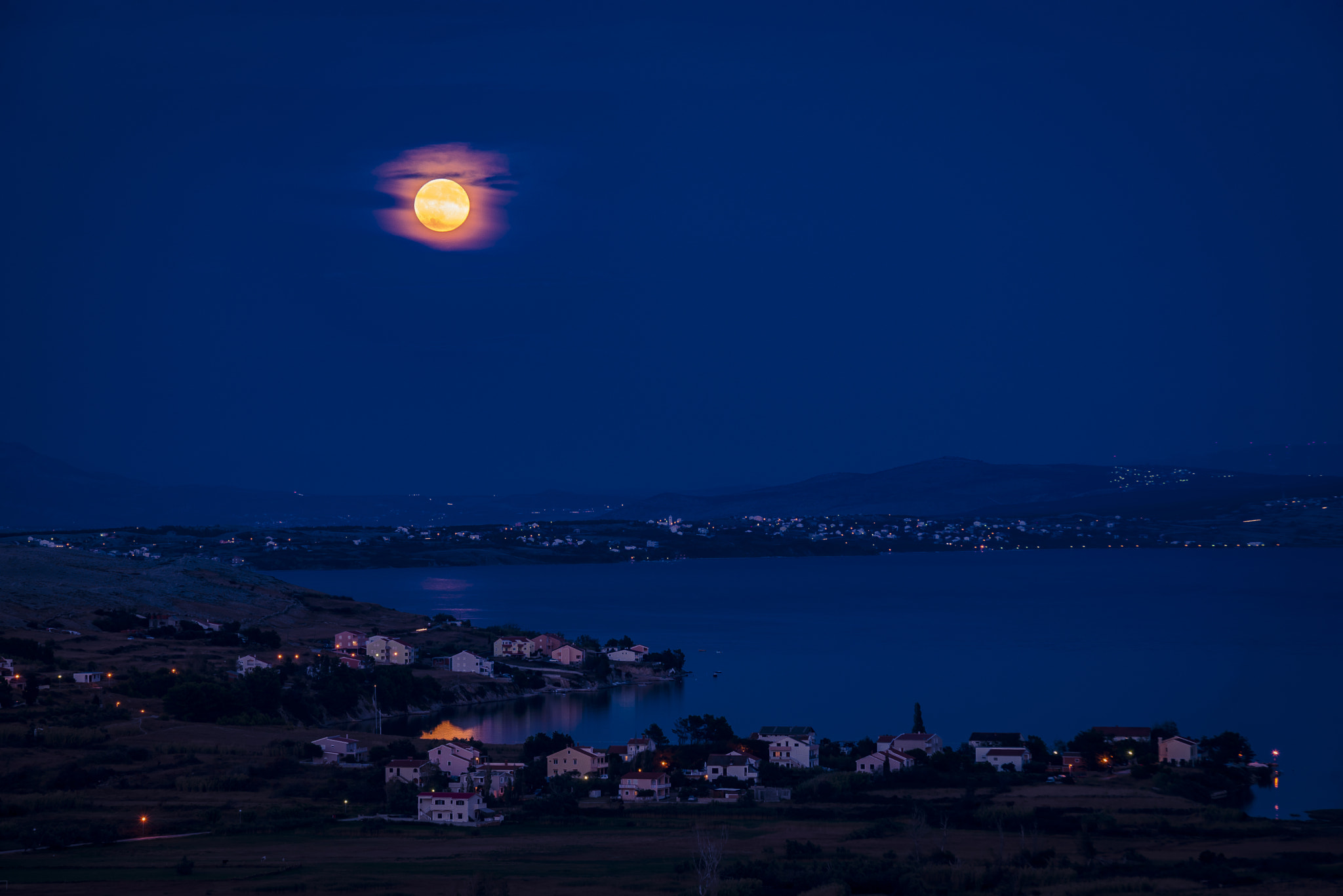 Sigma 70-200mm F2.8 EX DG Macro HSM II sample photo. At full moon photography