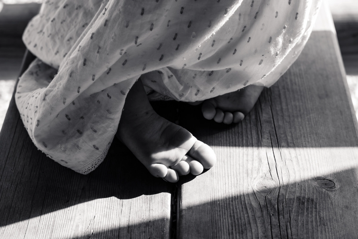 Leica Summarit-M 50mm F2.4 sample photo. Feet in the sun photography