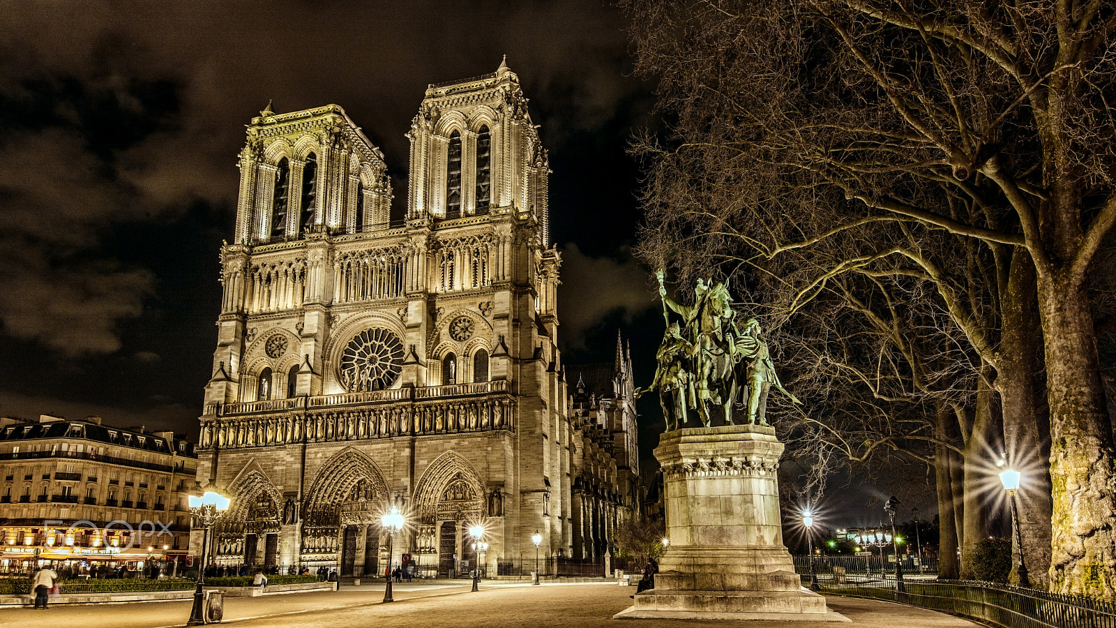 Sigma 20mm F1.4 DG HSM Art sample photo. Notre dame photography