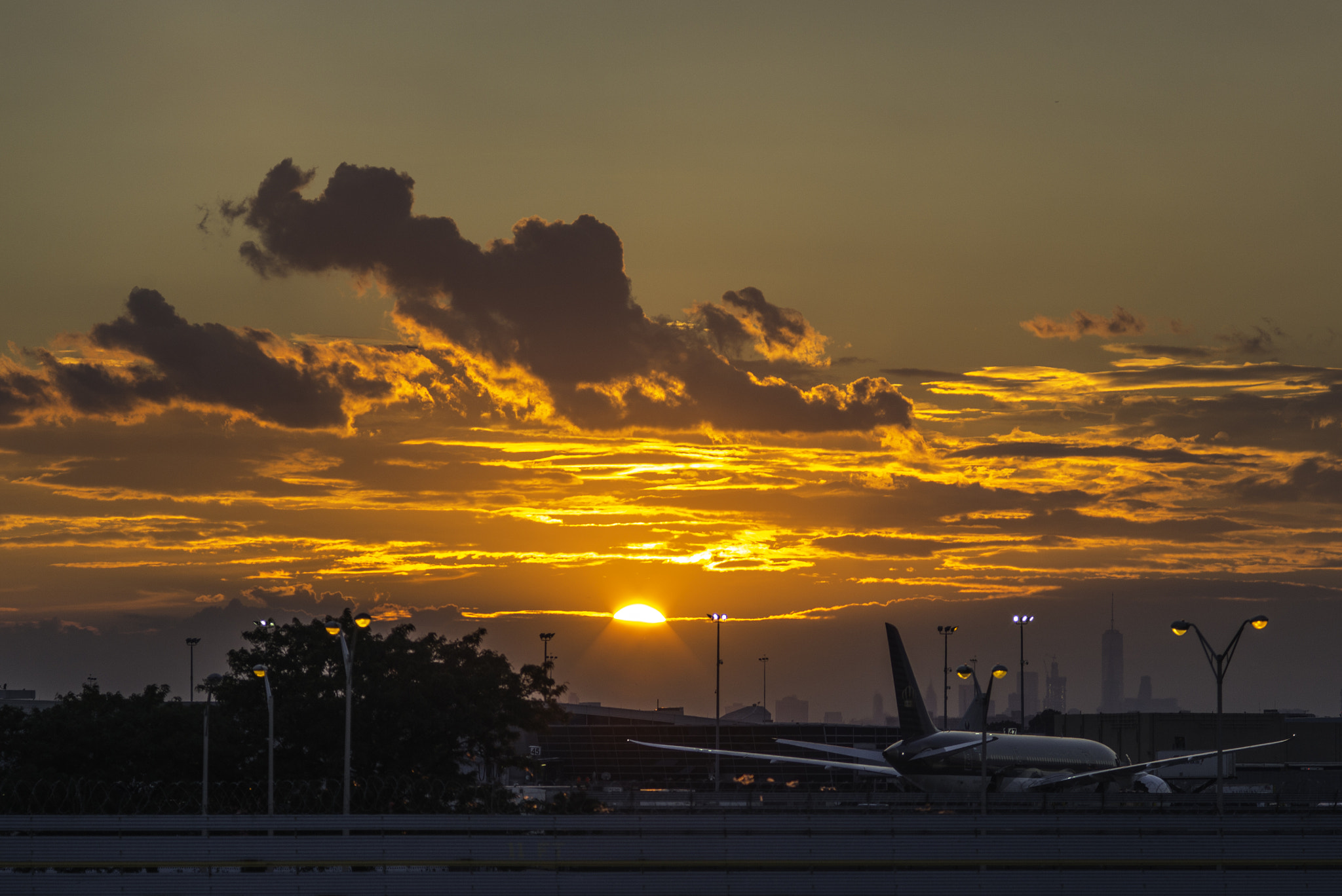 Leica M (Typ 240) + Leica APO-Telyt-M 135mm F3.4 ASPH sample photo. Sunset at jfk photography