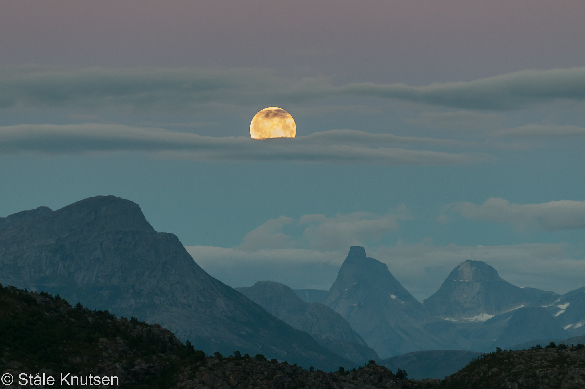 Nikon AF-S Nikkor 70-200mm F2.8G ED VR II sample photo. Northern moonlight photography