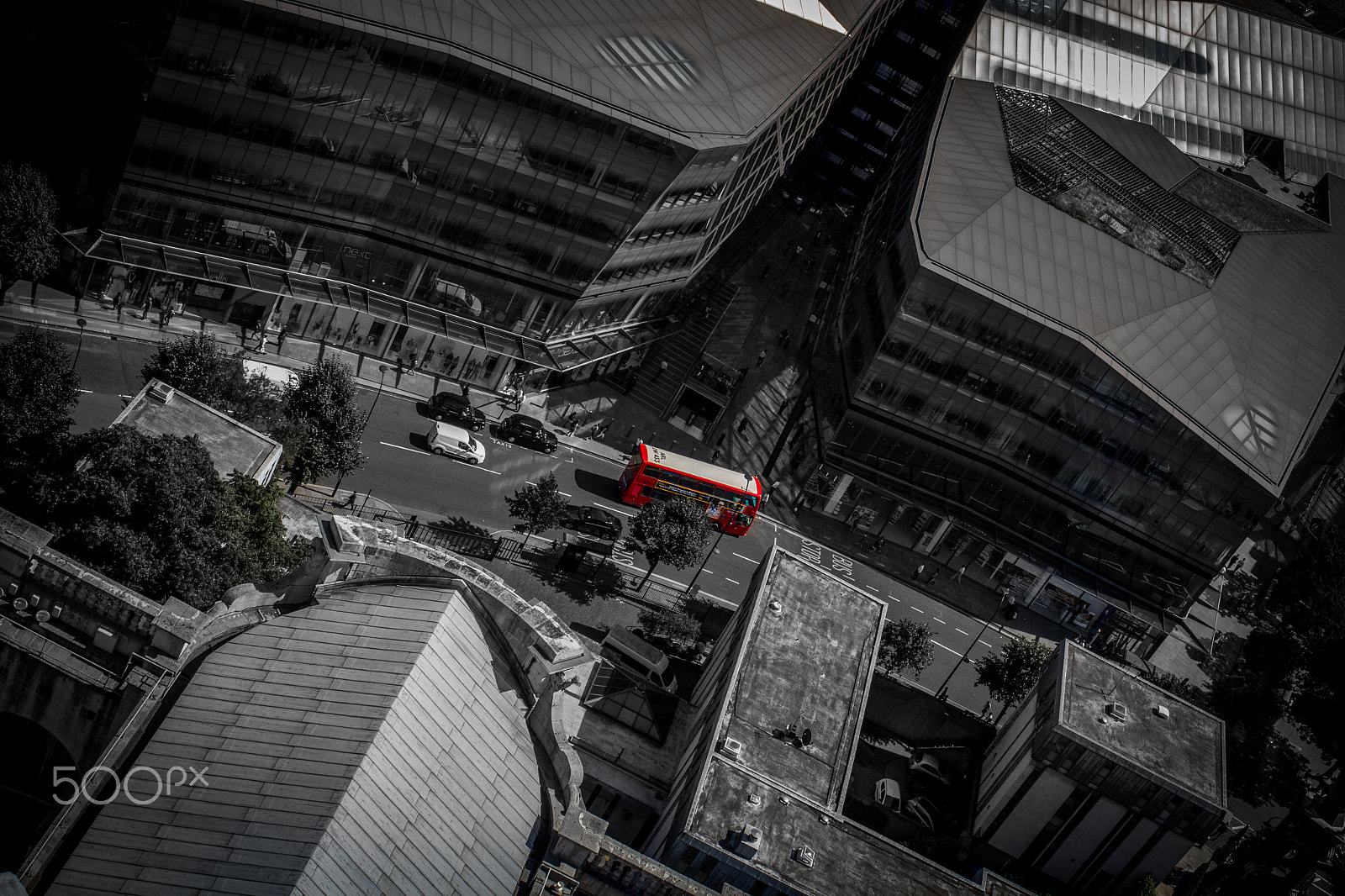 Canon EF 35mm F2 IS USM sample photo. Red in the city photography