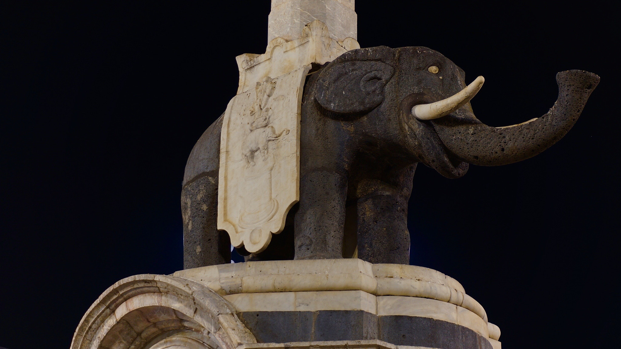 Sony Alpha NEX-6 + Sony E 18-50mm F4-5.6 sample photo. Fontana dell'elefante, catania, italy photography