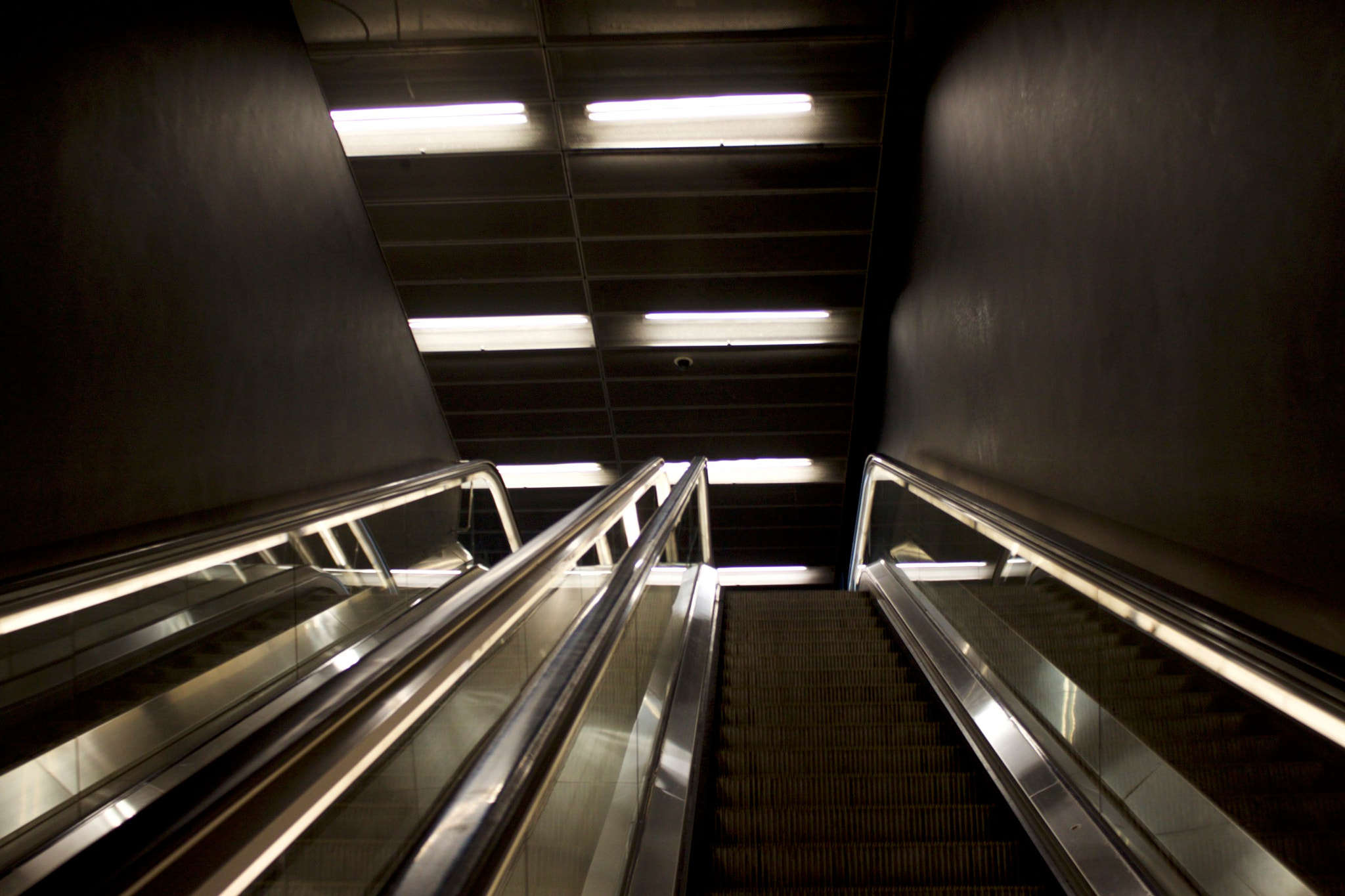 Canon EOS 500D (EOS Rebel T1i / EOS Kiss X3) sample photo. Leading lines in the spanish underground photography
