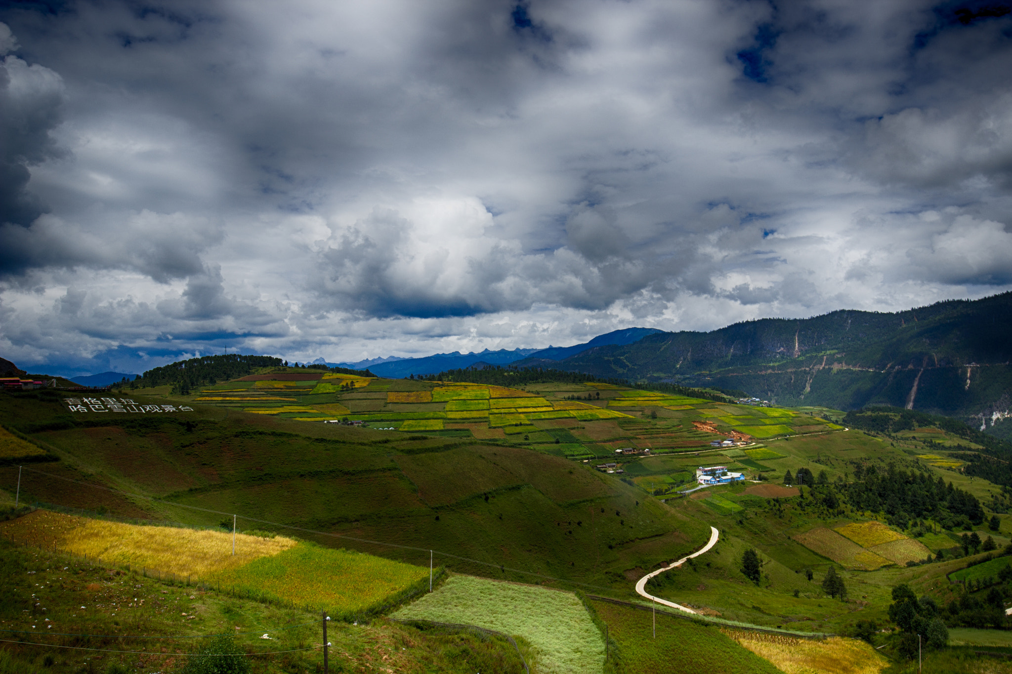 Canon EOS 600D (Rebel EOS T3i / EOS Kiss X5) + Canon EF 16-35mm F4L IS USM sample photo. Beauty in yunnan, china photography