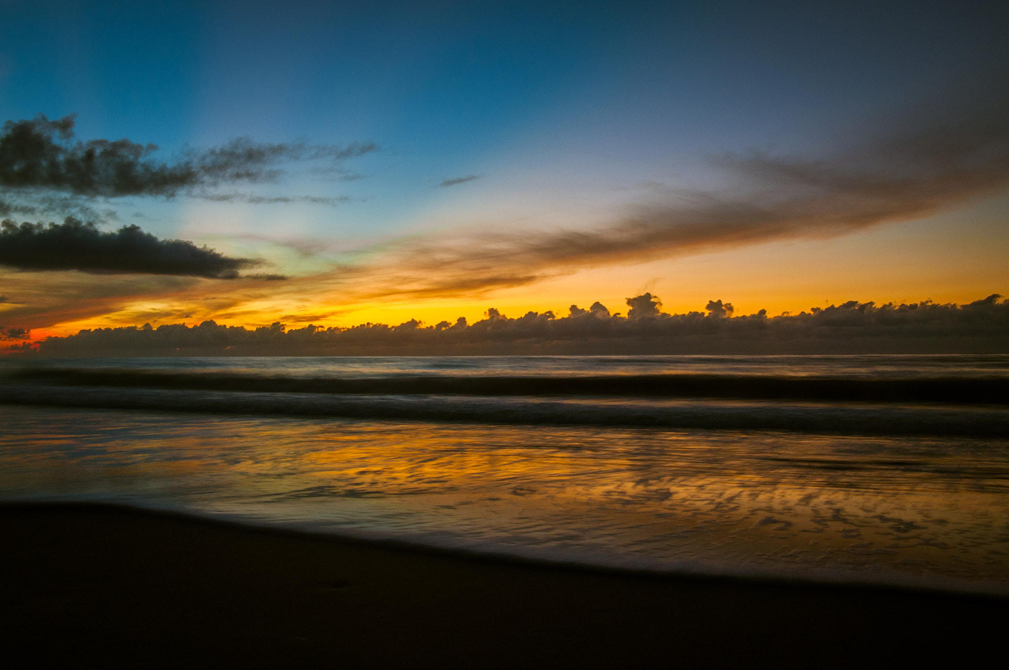 Nikon D90 + Nikon AF-S Nikkor 20mm F1.8G ED sample photo. Breaking sunrise photography