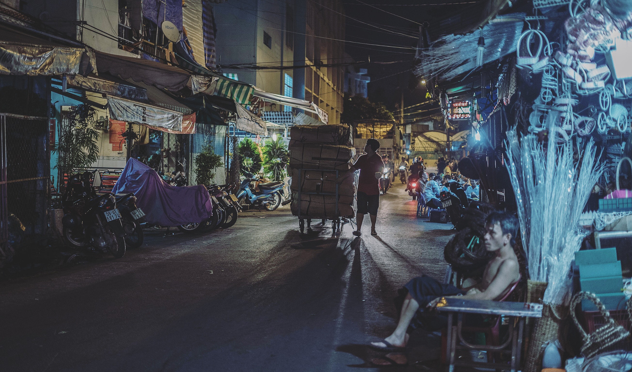 Sony a7S II + Sony FE 50mm F1.8 sample photo. A delivery of flowers to the ho thi ky flower market. ho chi minh city. photography