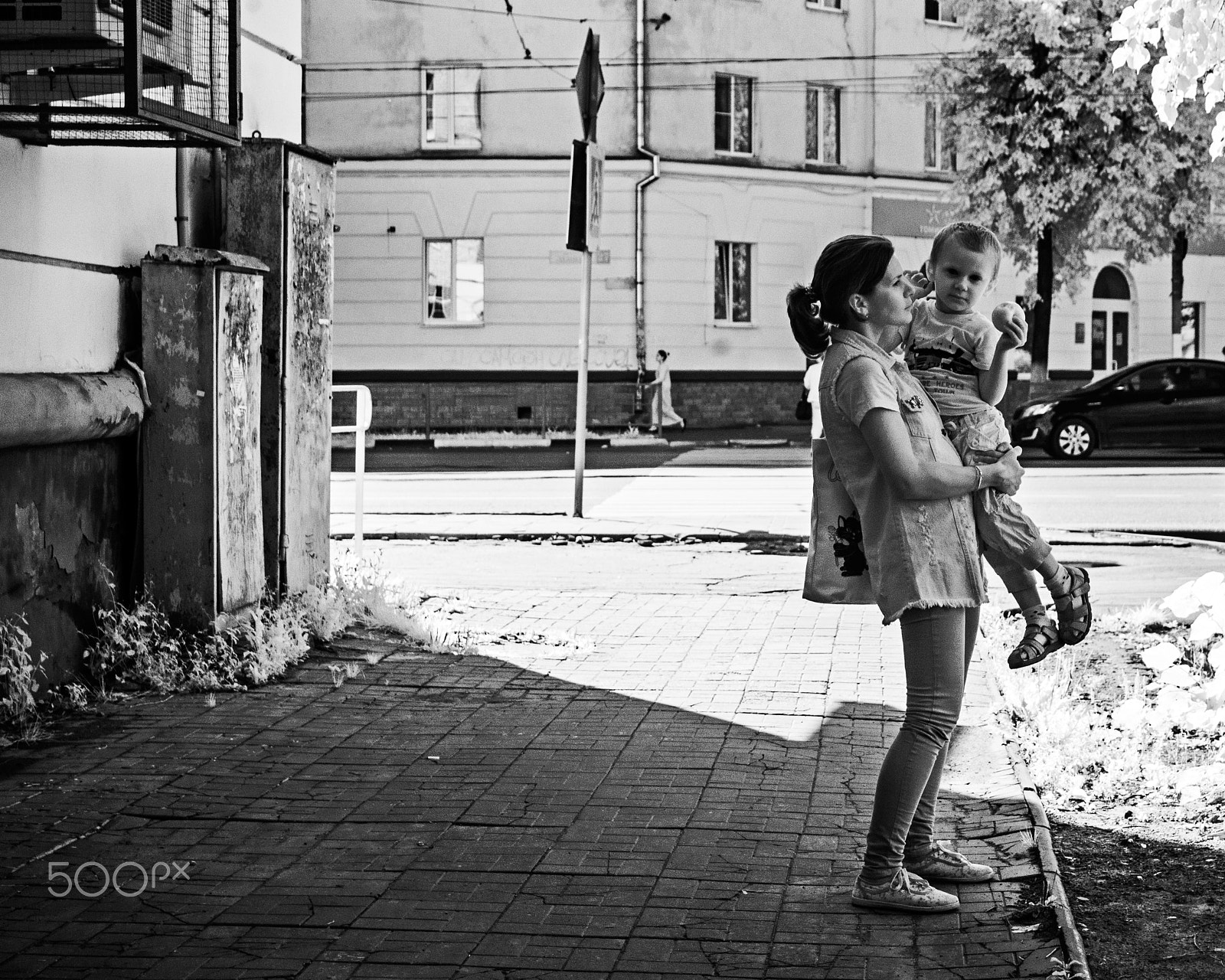 Sony Alpha NEX-3 + Sony E 16-50mm F3.5-5.6 PZ OSS sample photo. Boy with apple photography