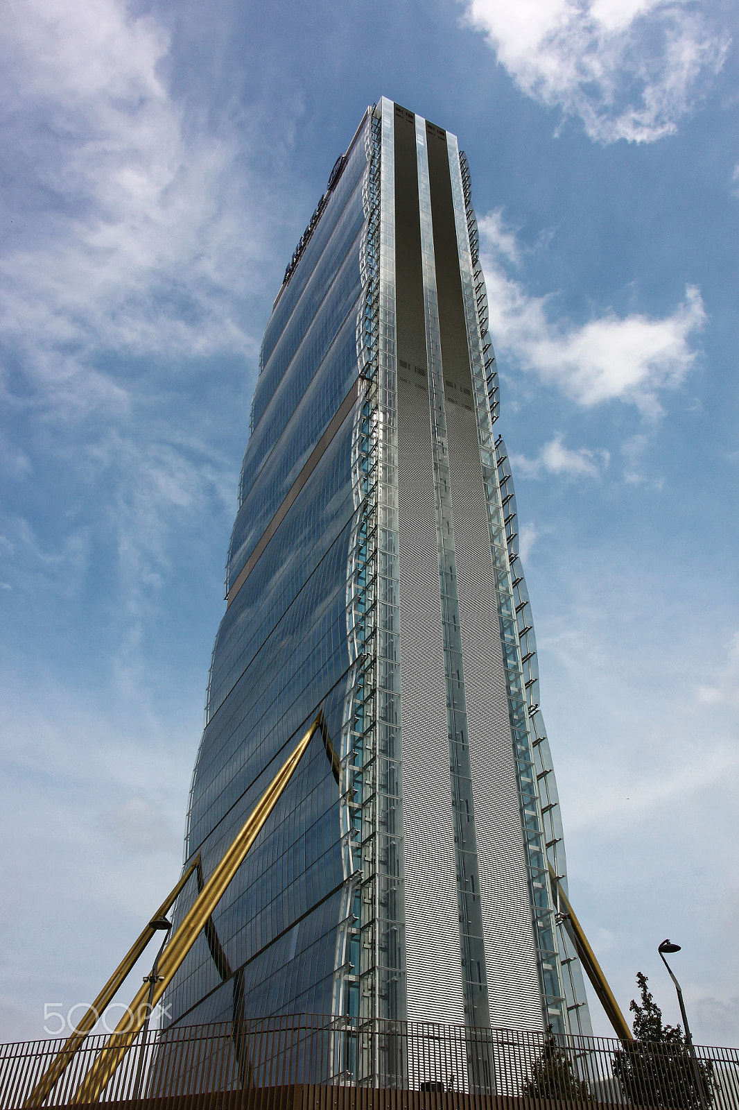 Canon EOS 500D (EOS Rebel T1i / EOS Kiss X3) sample photo. Isozaki tower photography