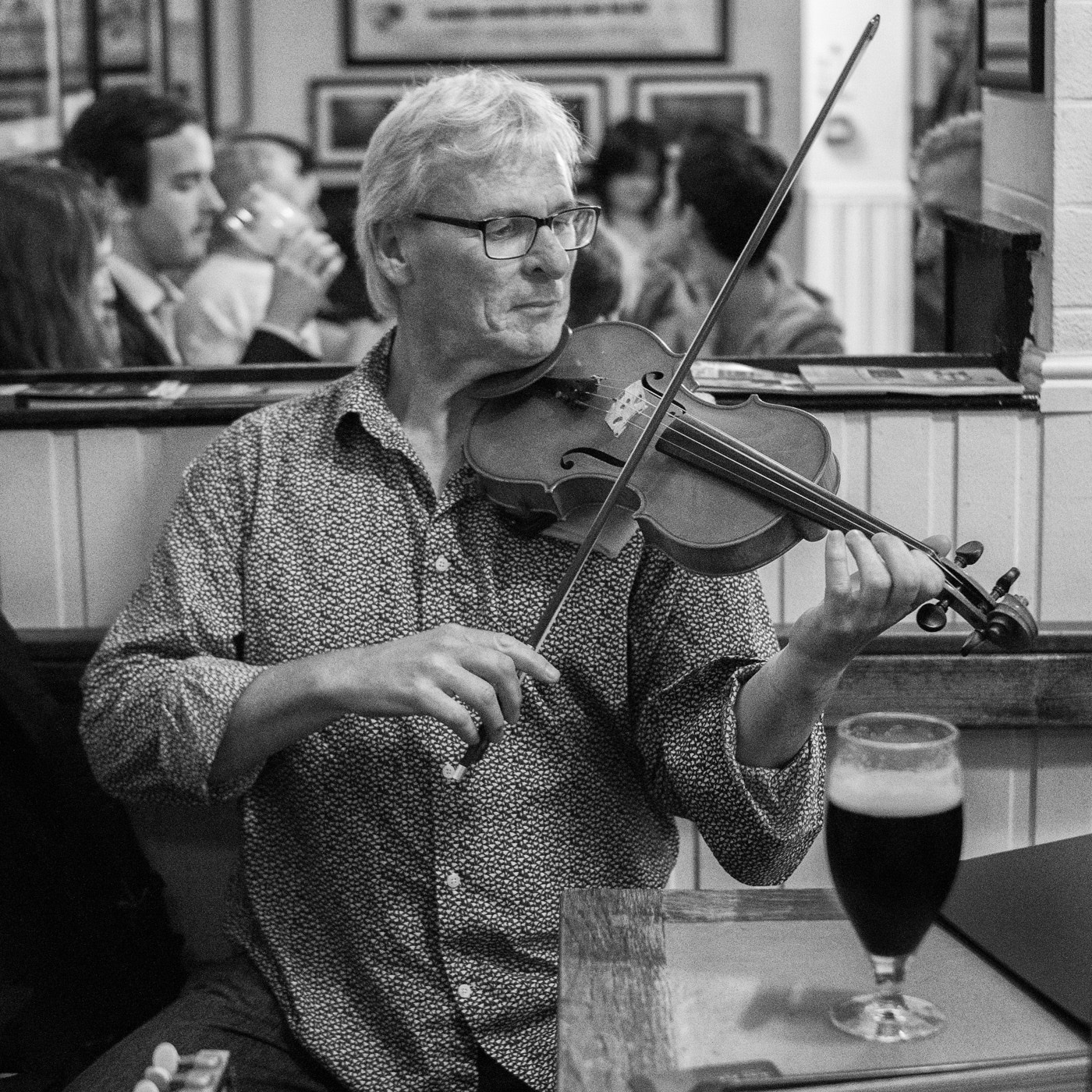 Sony a6000 + E 30mm F1.4 sample photo. Gypsy violinist photography