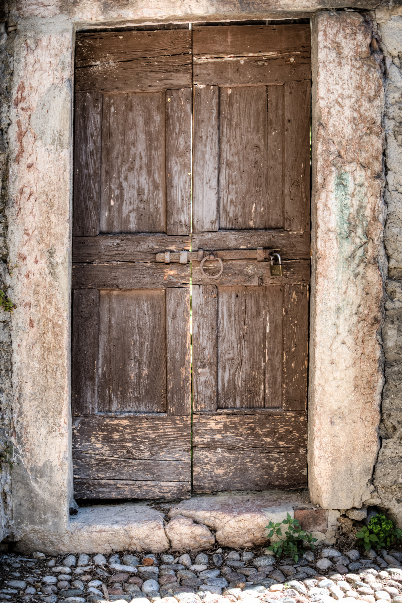 Sigma 70-200mm F2.8 EX DG Macro HSM II sample photo. The door photography