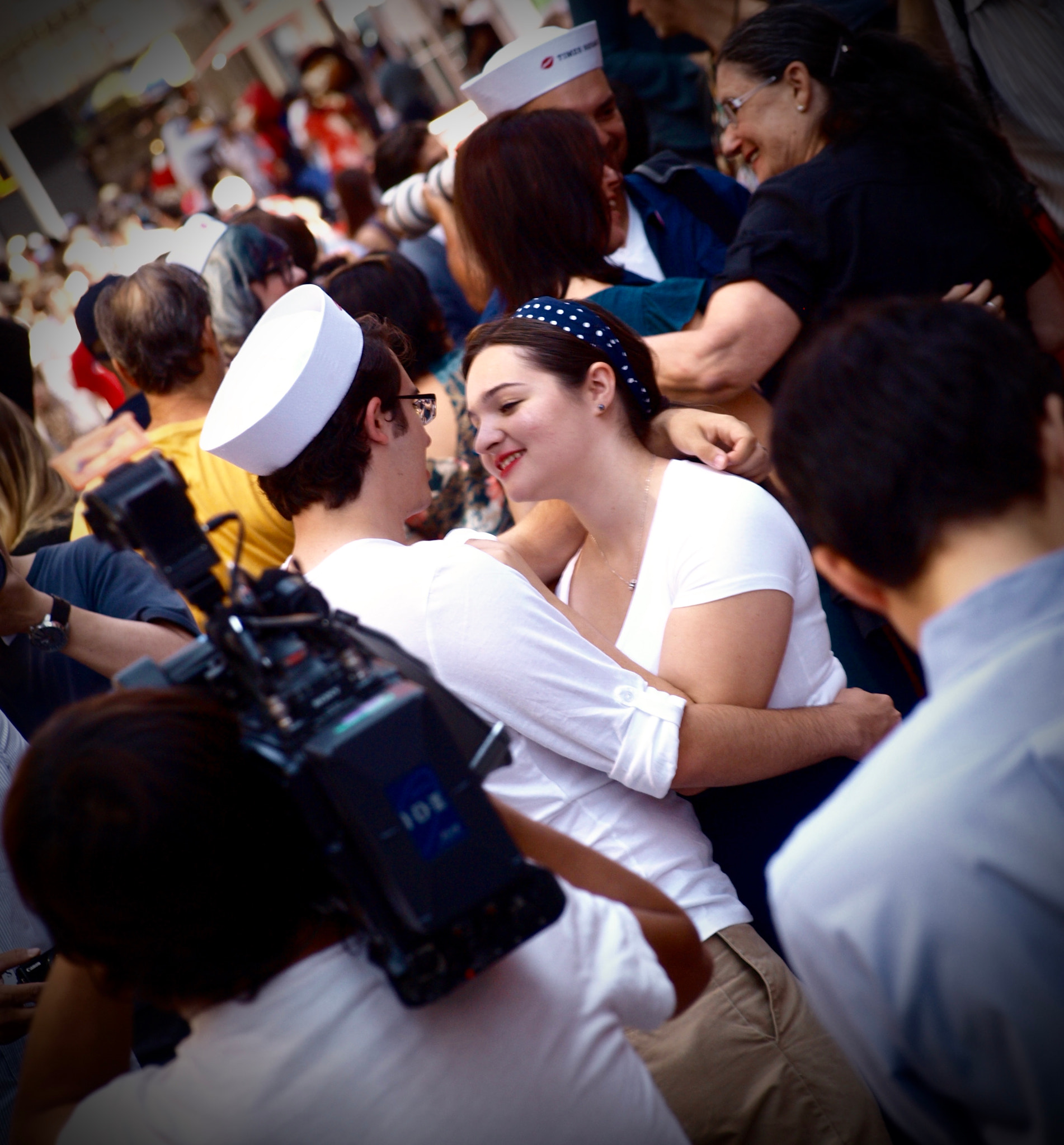 Olympus E-510 (EVOLT E-510) + Olympus Zuiko Digital ED 40-150mm F4.0-5.6 sample photo. V-j day the kiss in times square photography