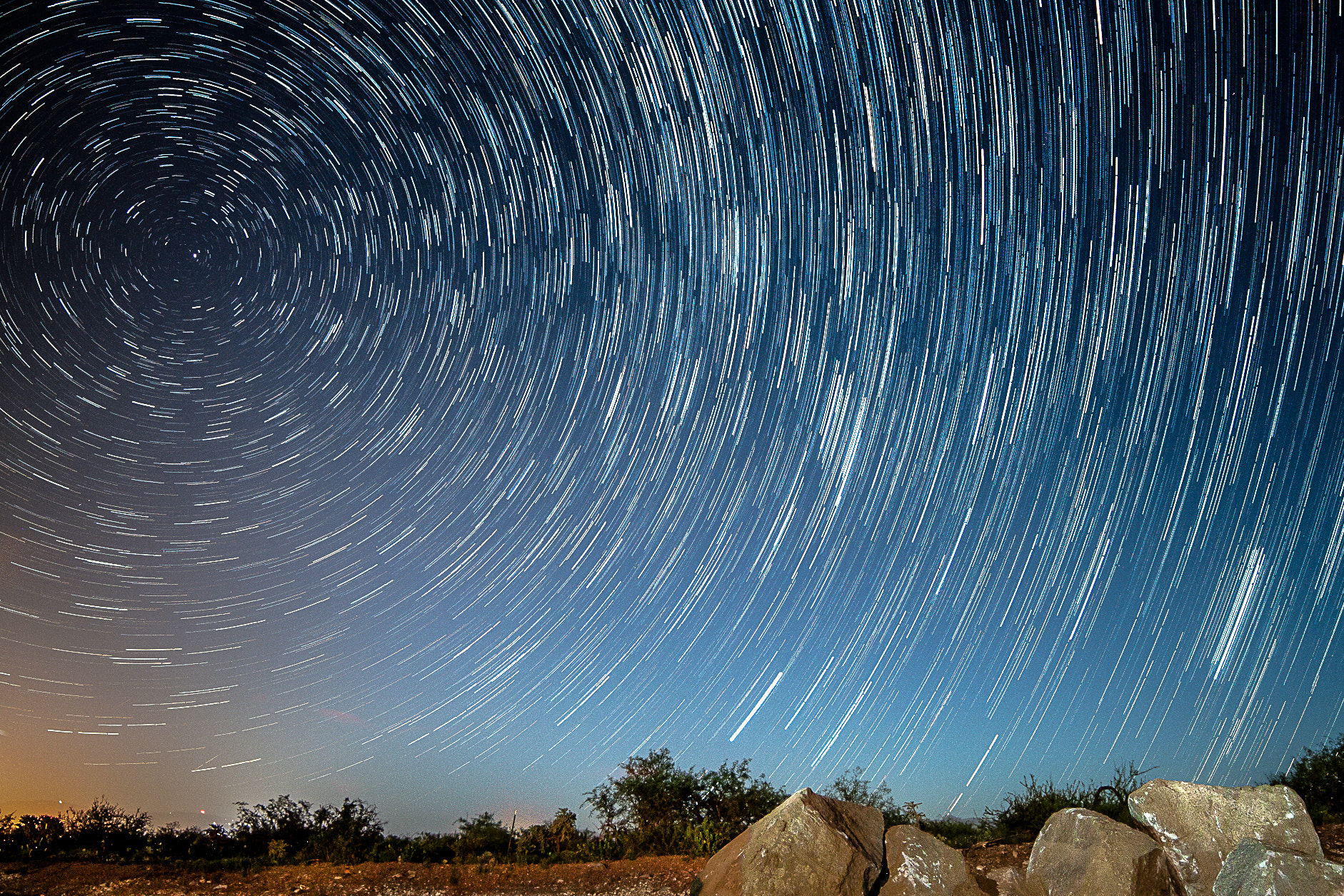 Star trail. Звездные тропы. Звездная тропинка. Startrails. Звездная тропа в астрономии это.