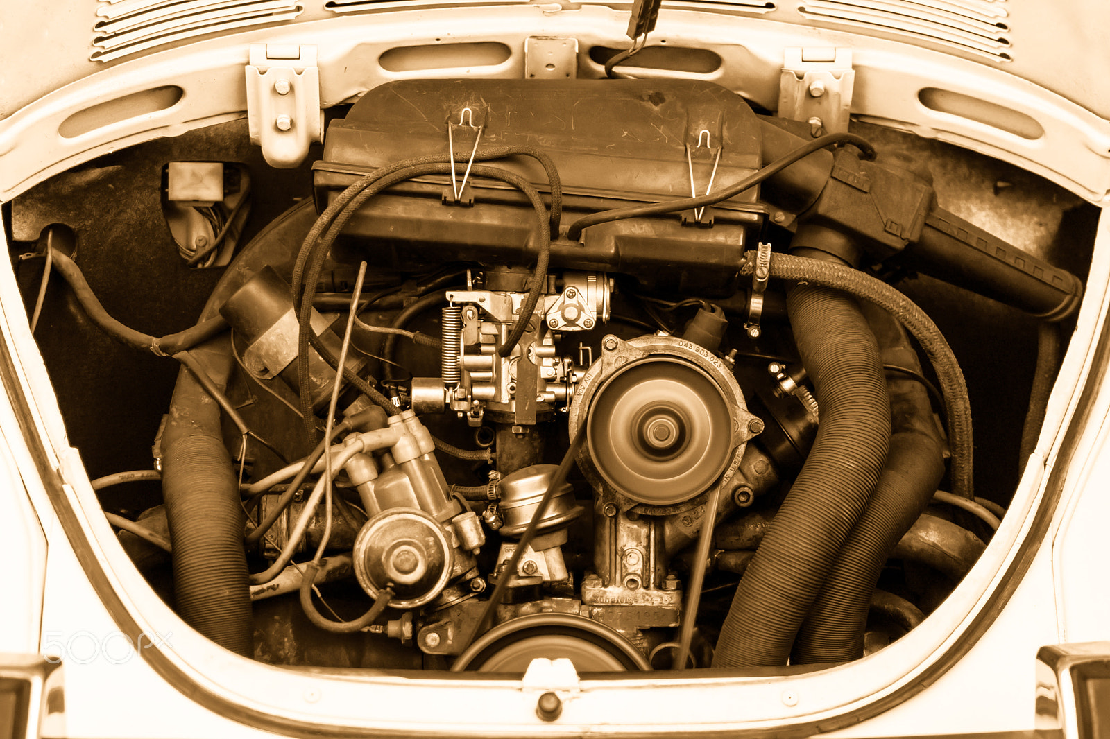 Samsung NX30 + Samsung NX 45mm F1.8 sample photo. Running vw beetle engine photography