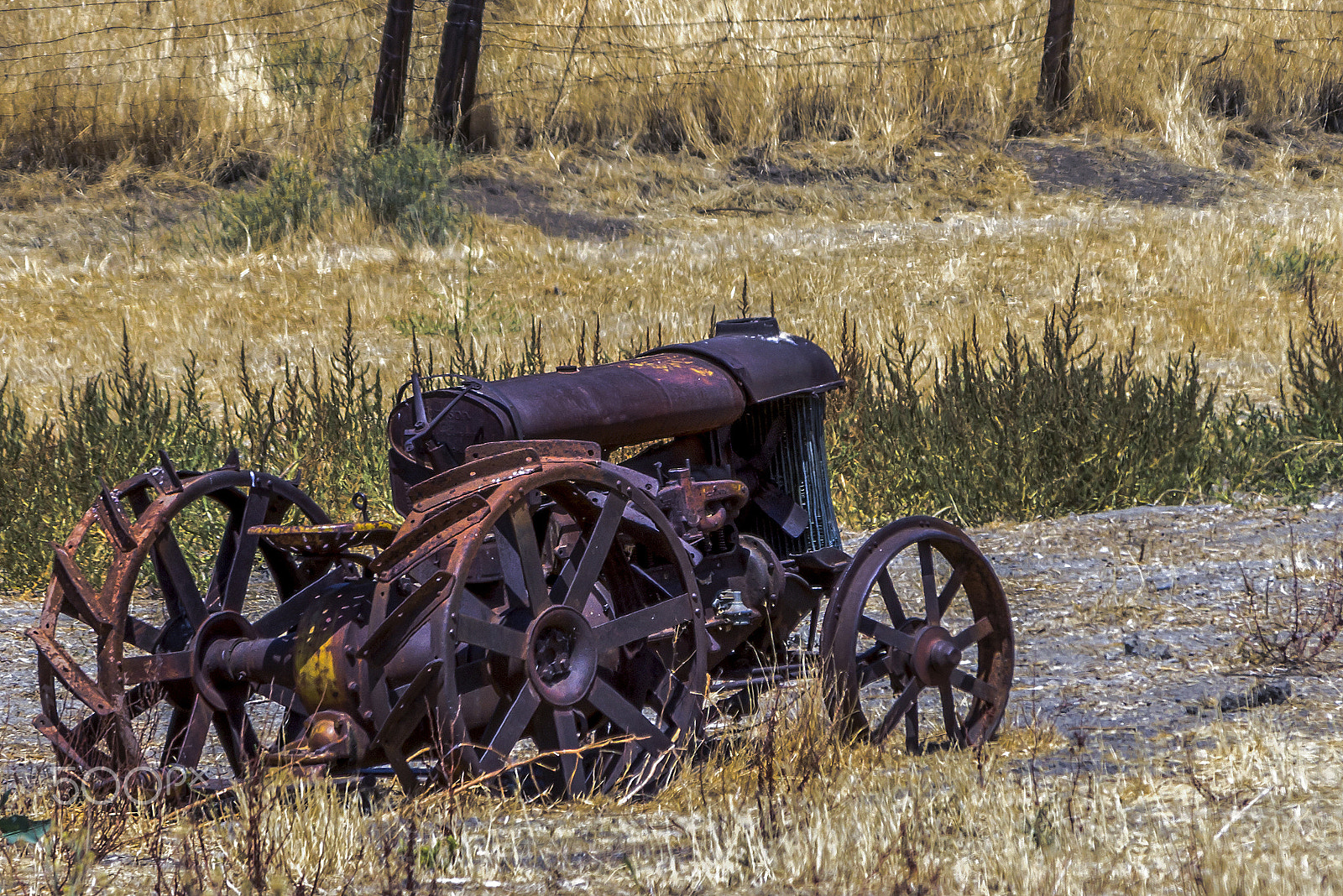 Pentax K-5 + smc PENTAX-DA L 50-200mm F4-5.6 ED sample photo. The old tractor photography