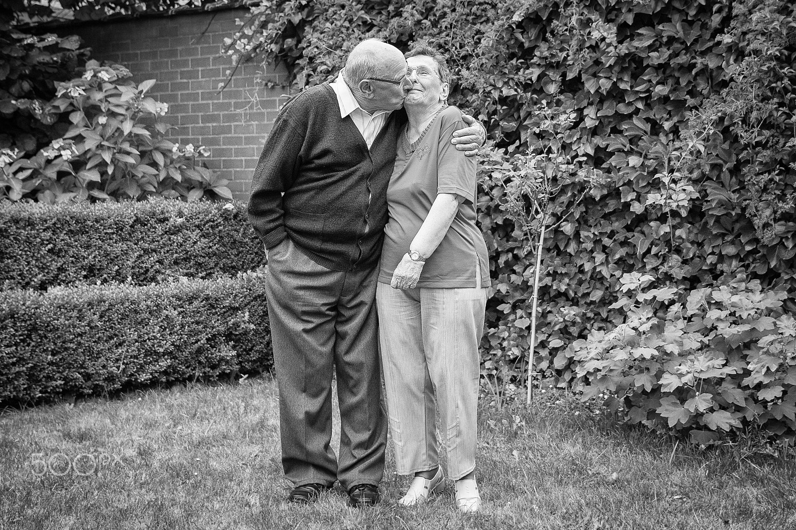Nikon D700 + Sigma 24-105mm F4 DG OS HSM Art sample photo. Old people in love. photography