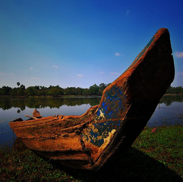 Nikon AF-S Nikkor 14-24mm F2.8G ED sample photo. Boat outside angkor wat photography