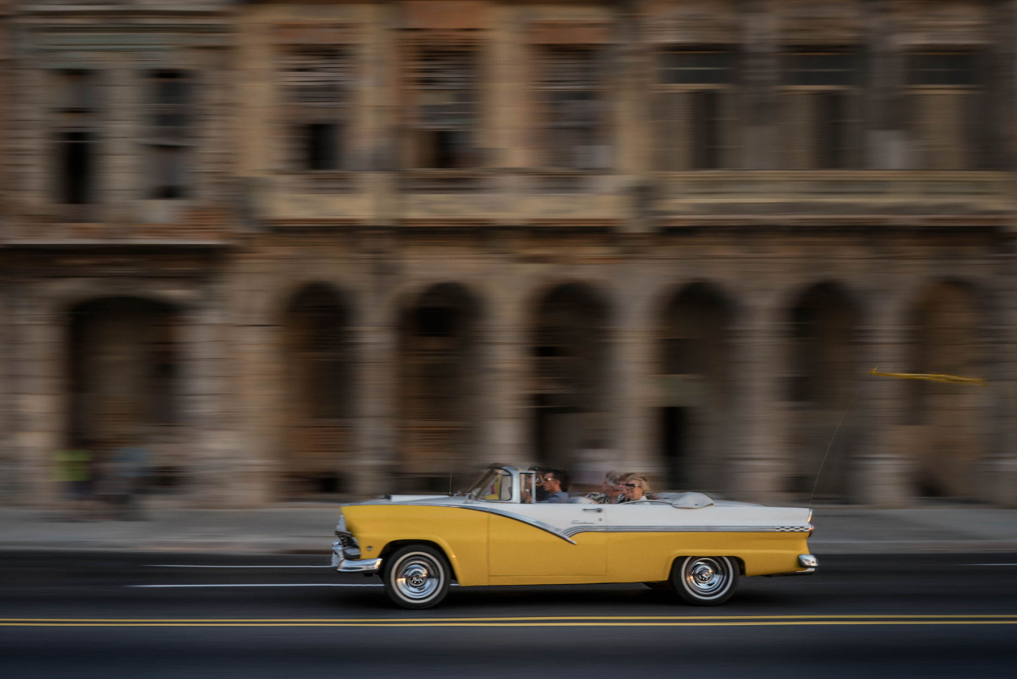 Sony a7R + ZEISS Batis 25mm F2 sample photo. Old havana : joy ride photography