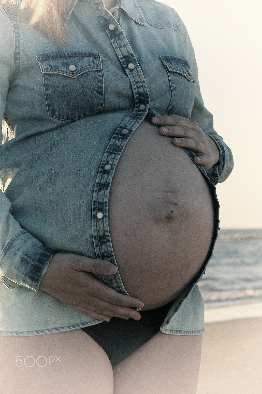 Sigma 17-70mm F2.8-4 DC Macro OS HSM sample photo. Beautyful pregnant belly photography