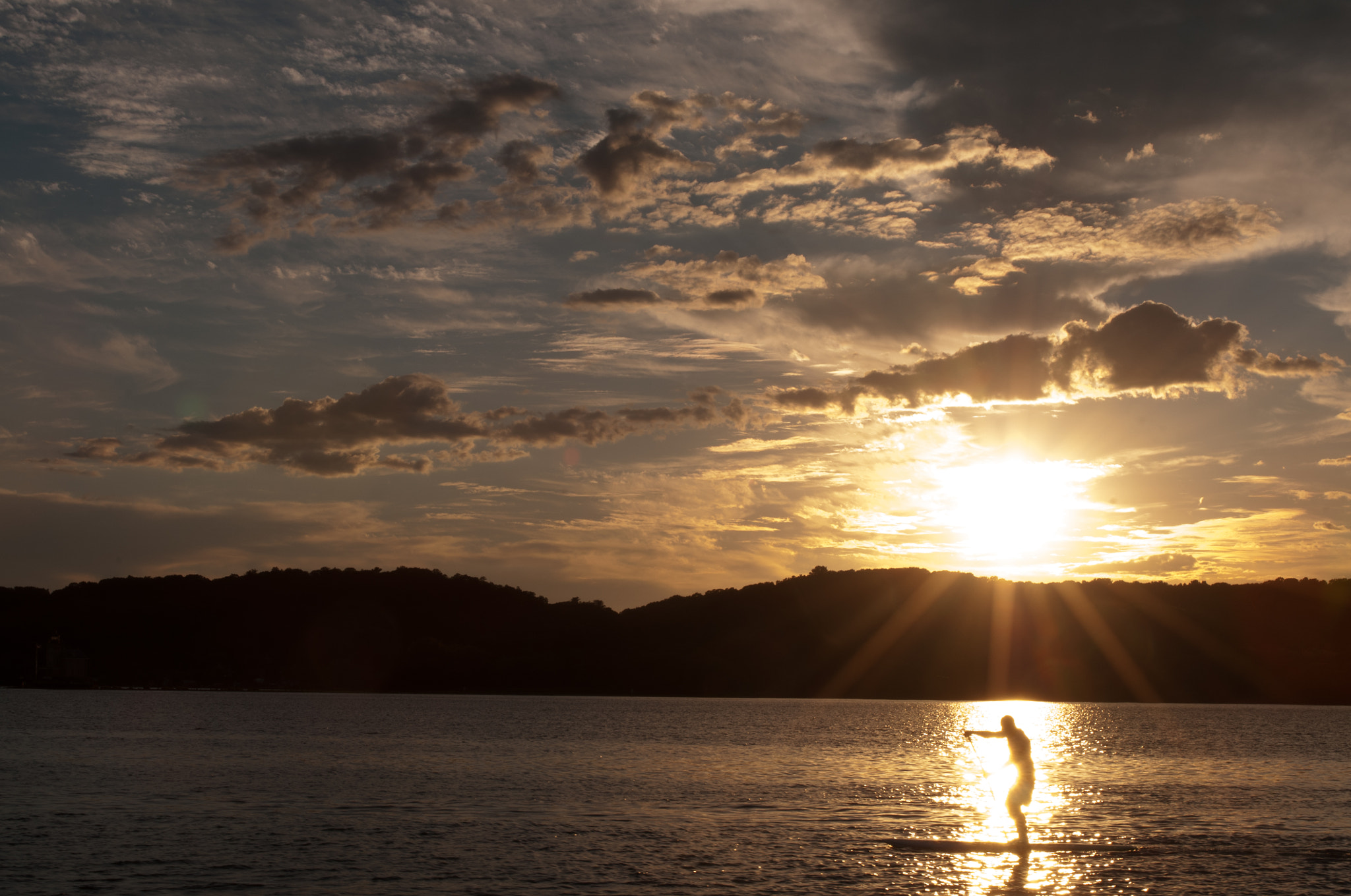 AF Zoom-Nikkor 28-105mm f/3.5-4.5D IF sample photo. Paddleboarder on hudson river photography