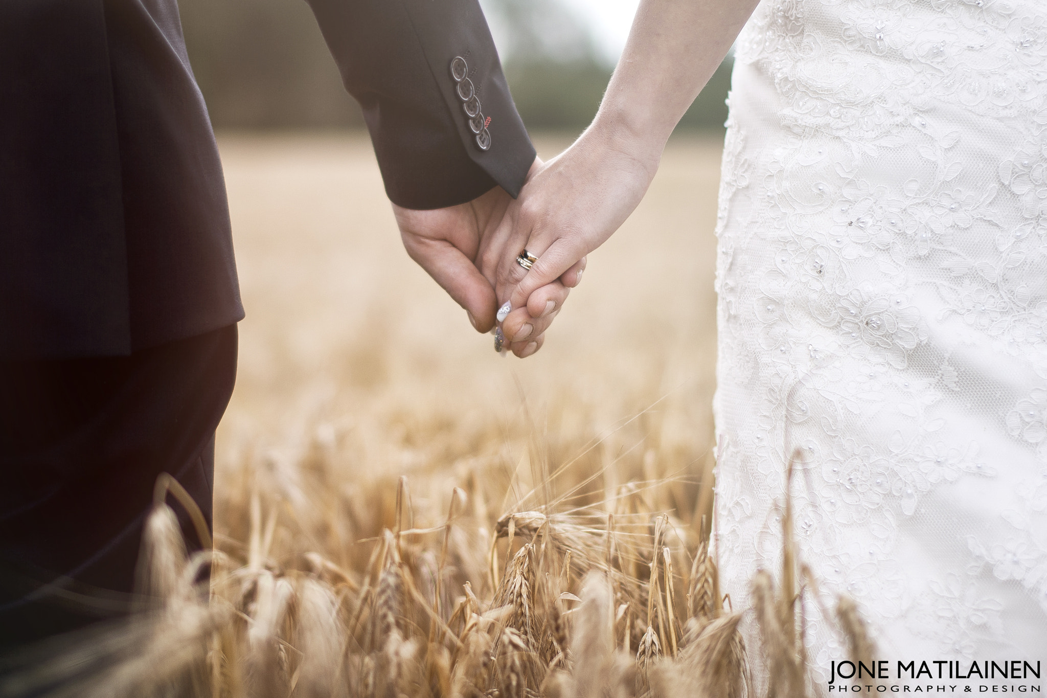 Canon EOS-1D Mark II + Sigma 50mm F1.4 EX DG HSM sample photo. Lovers in a hayfield photography