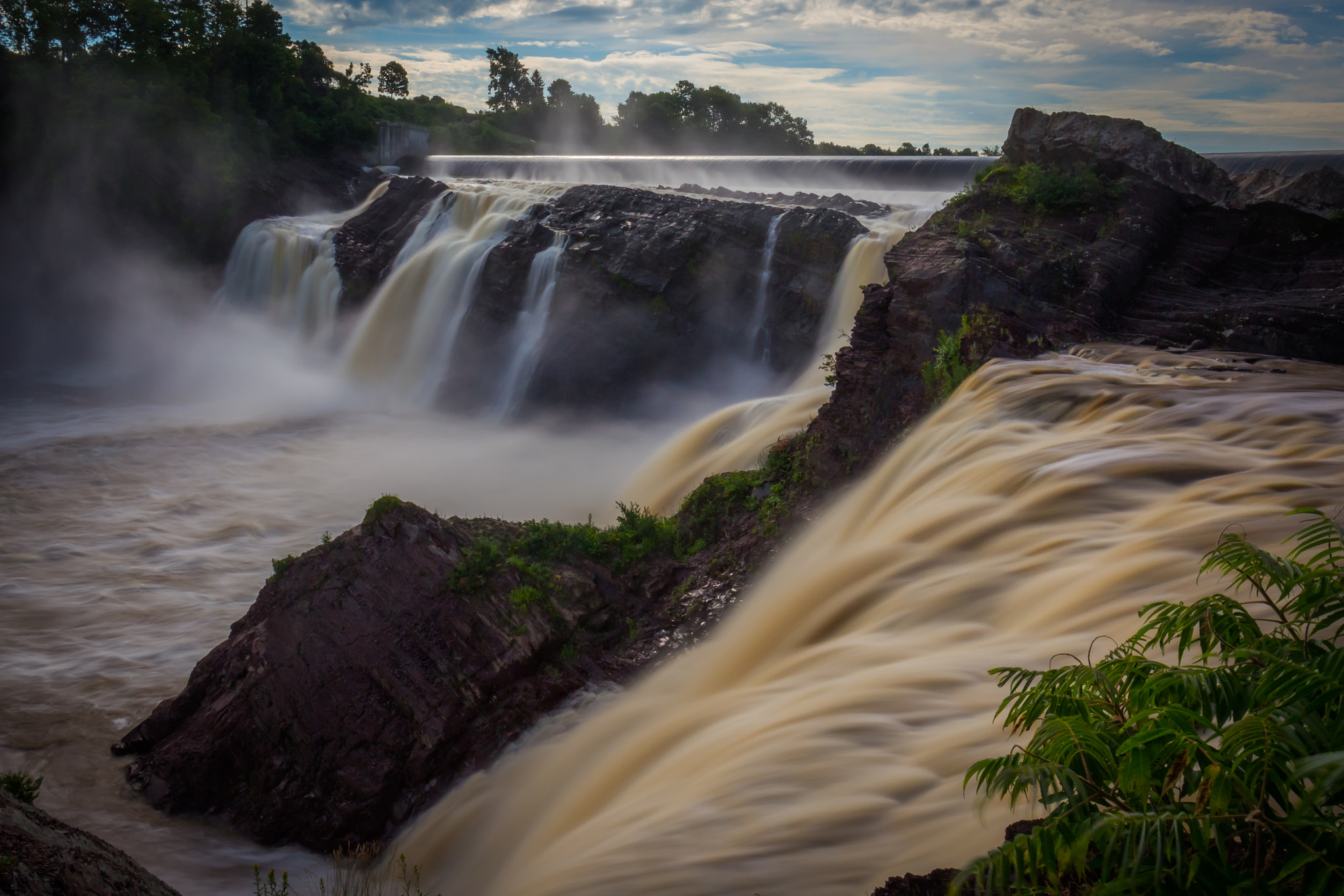 Canon EOS 600D (Rebel EOS T3i / EOS Kiss X5) + Canon EF 16-35mm F4L IS USM sample photo. Chaudiere falls quebec city photography