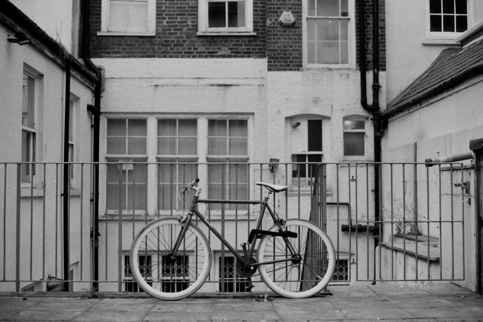 Tamron SP AF 60mm F2 Di II LD IF Macro sample photo. Streets of brighton photography