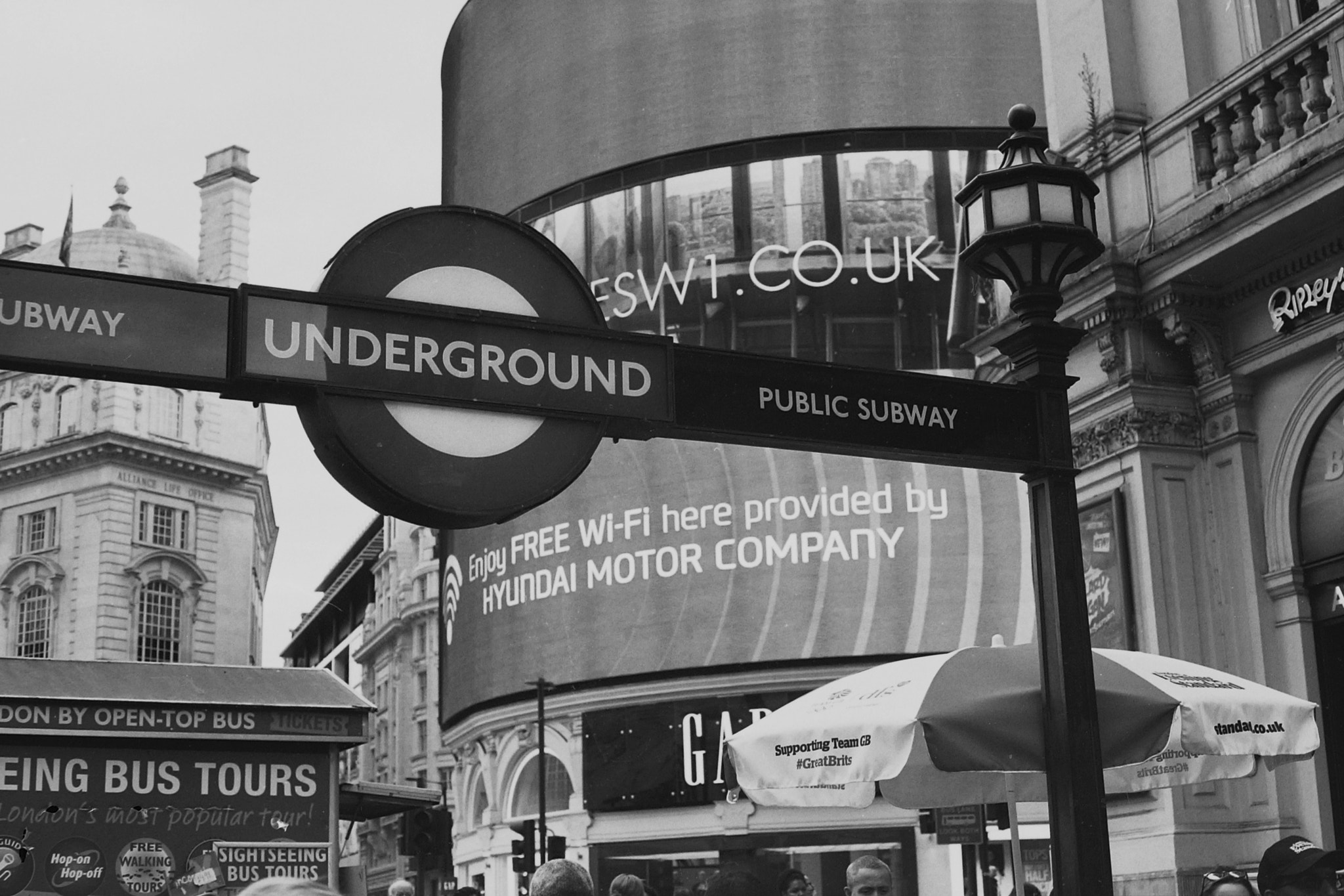 Tamron SP AF 60mm F2 Di II LD IF Macro sample photo. Picadilly circus photography