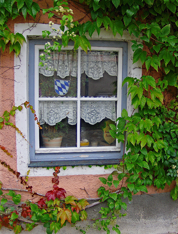 HP PHOTOSMART R927  (V01.00) sample photo. A little window in landsberg photography