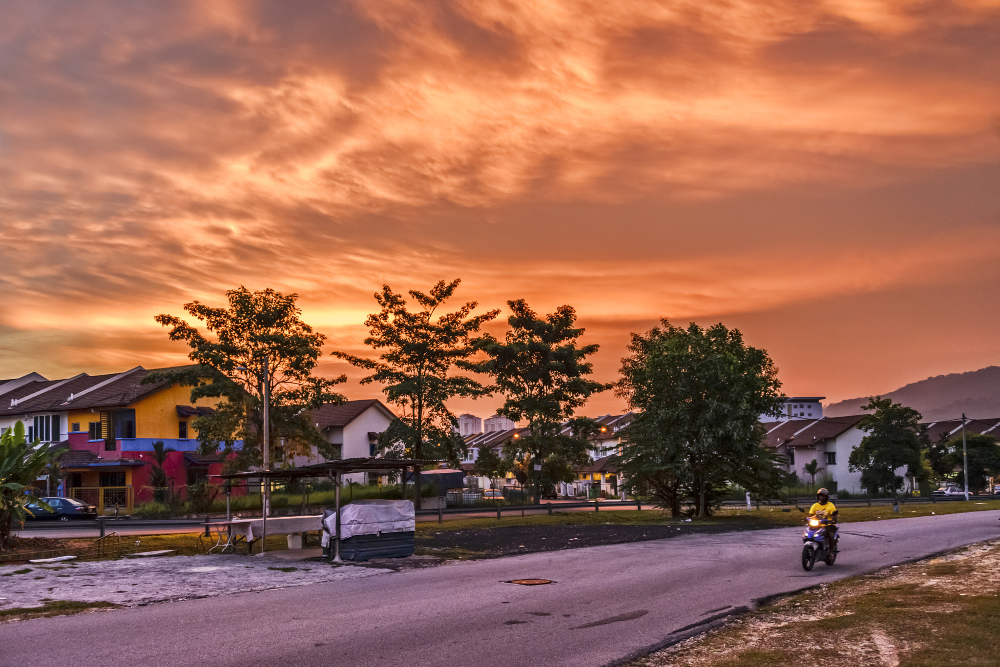 AF Zoom-Nikkor 28-80mm f/3.3-5.6G sample photo. Hot summer sunset photography