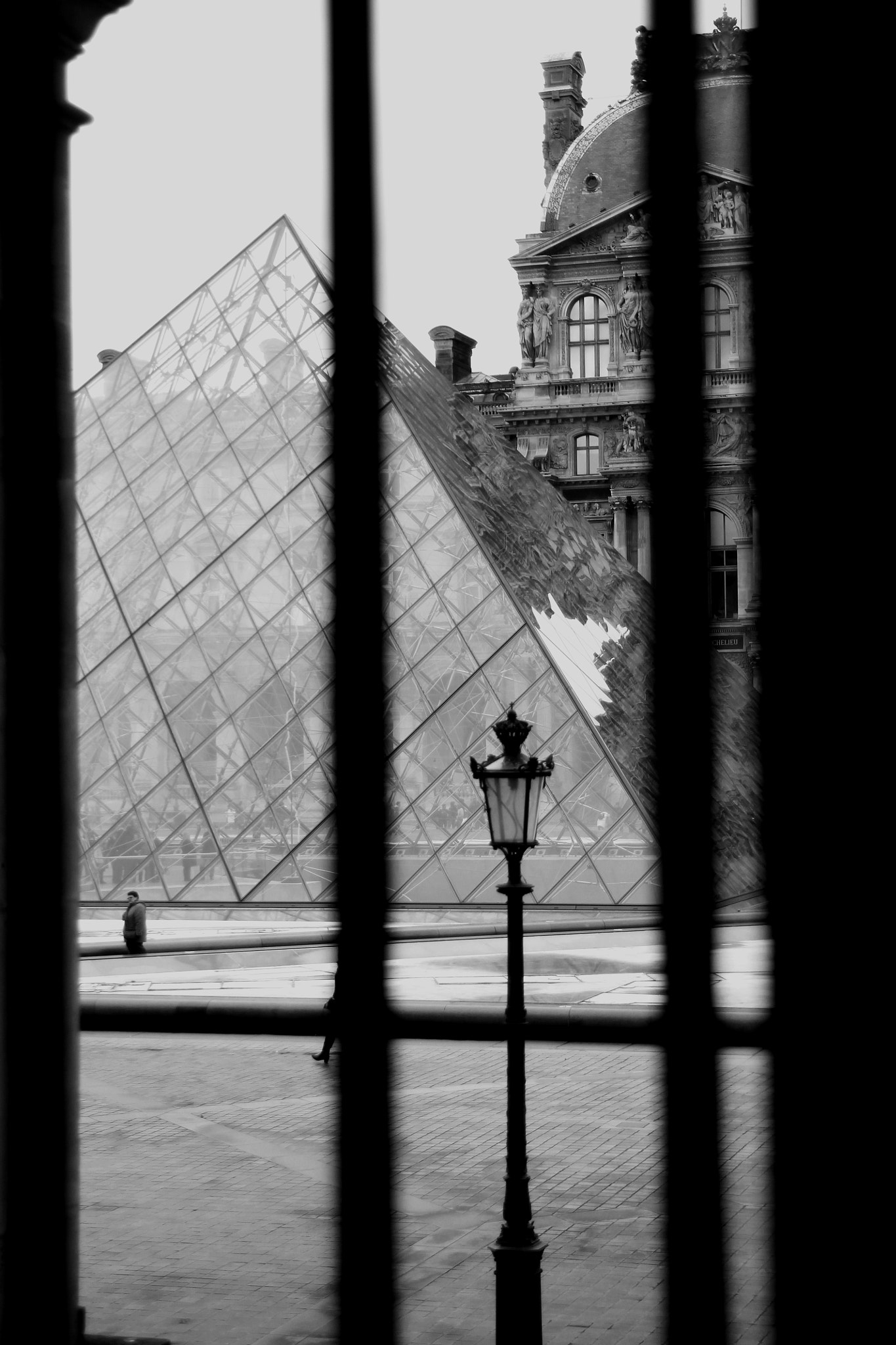 Tamron SP AF 17-50mm F2.8 XR Di II LD Aspherical (IF) sample photo. Louvre photography