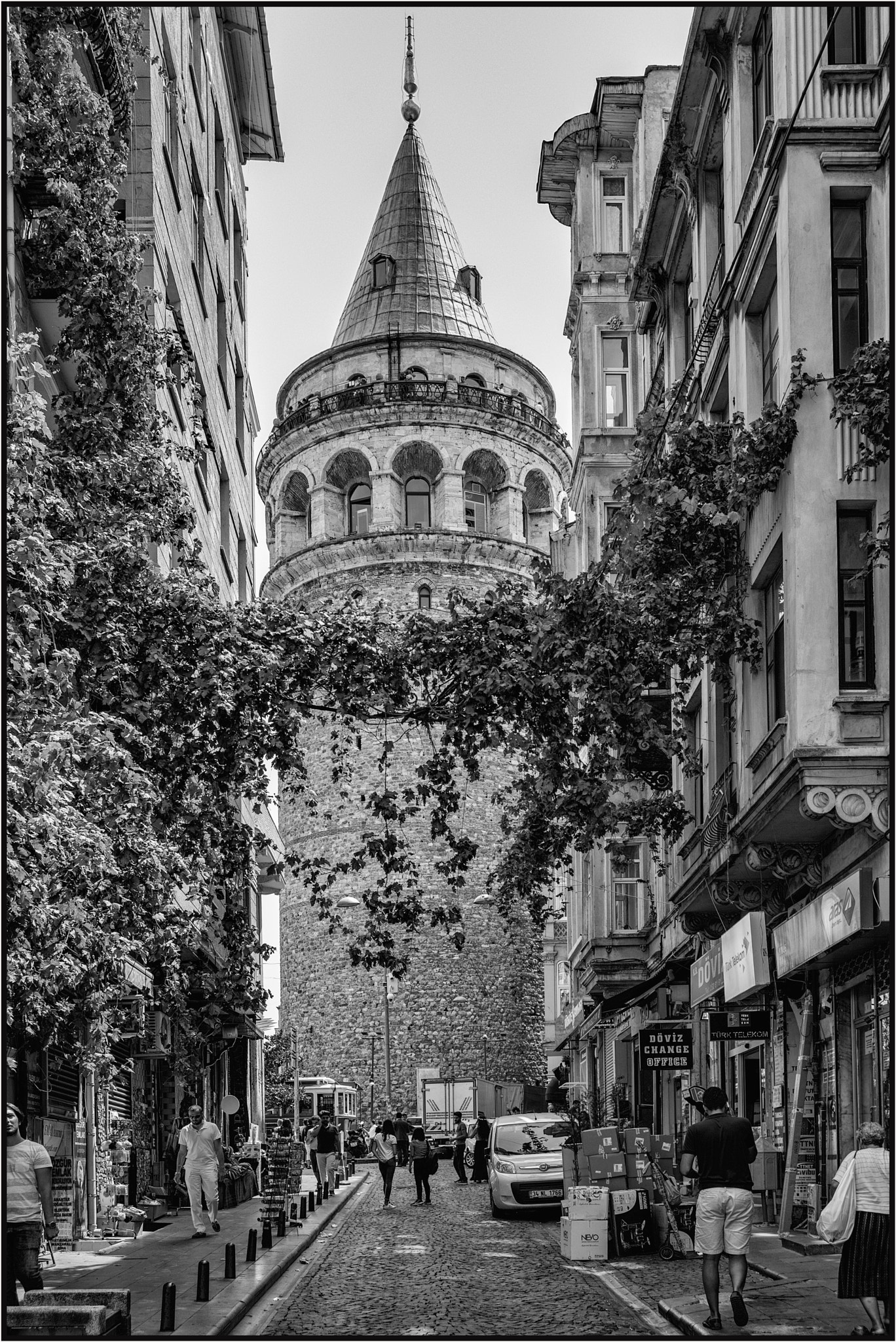Summicron-M 1:2/35 ASPH. sample photo. Street view of galata tower... photography