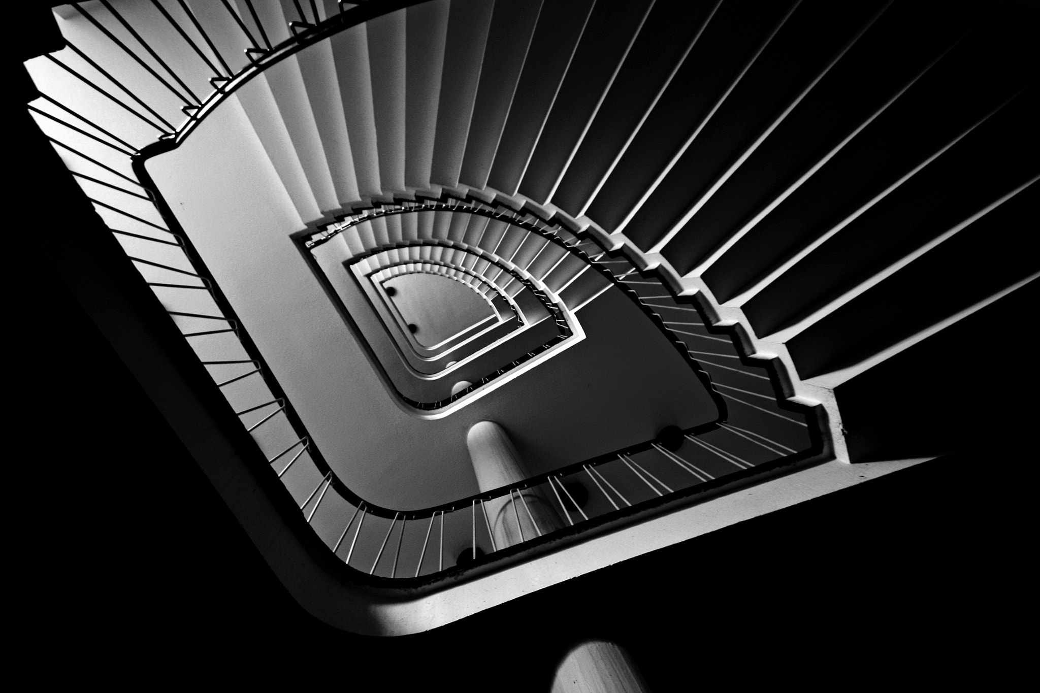 Canon EOS 450D (EOS Rebel XSi / EOS Kiss X2) + Sigma 10-20mm F4-5.6 EX DC HSM sample photo. Escalier noir photography