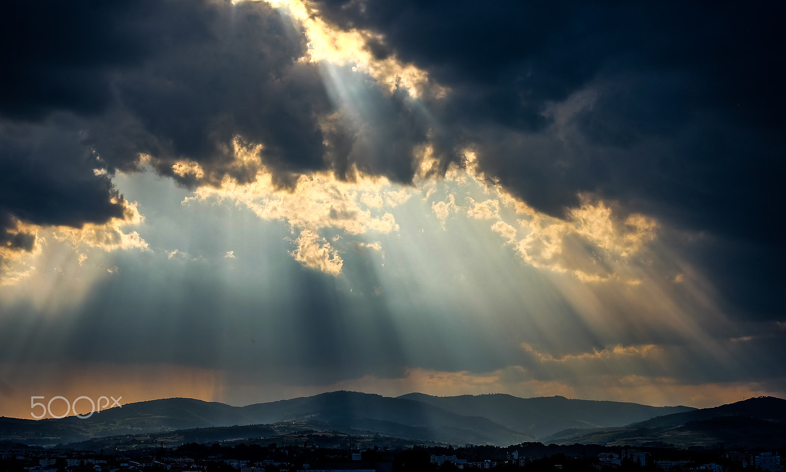 Fujifilm X-A1 + Fujifilm XC 50-230mm F4.5-6.7 OIS sample photo. Rayons solaires photography