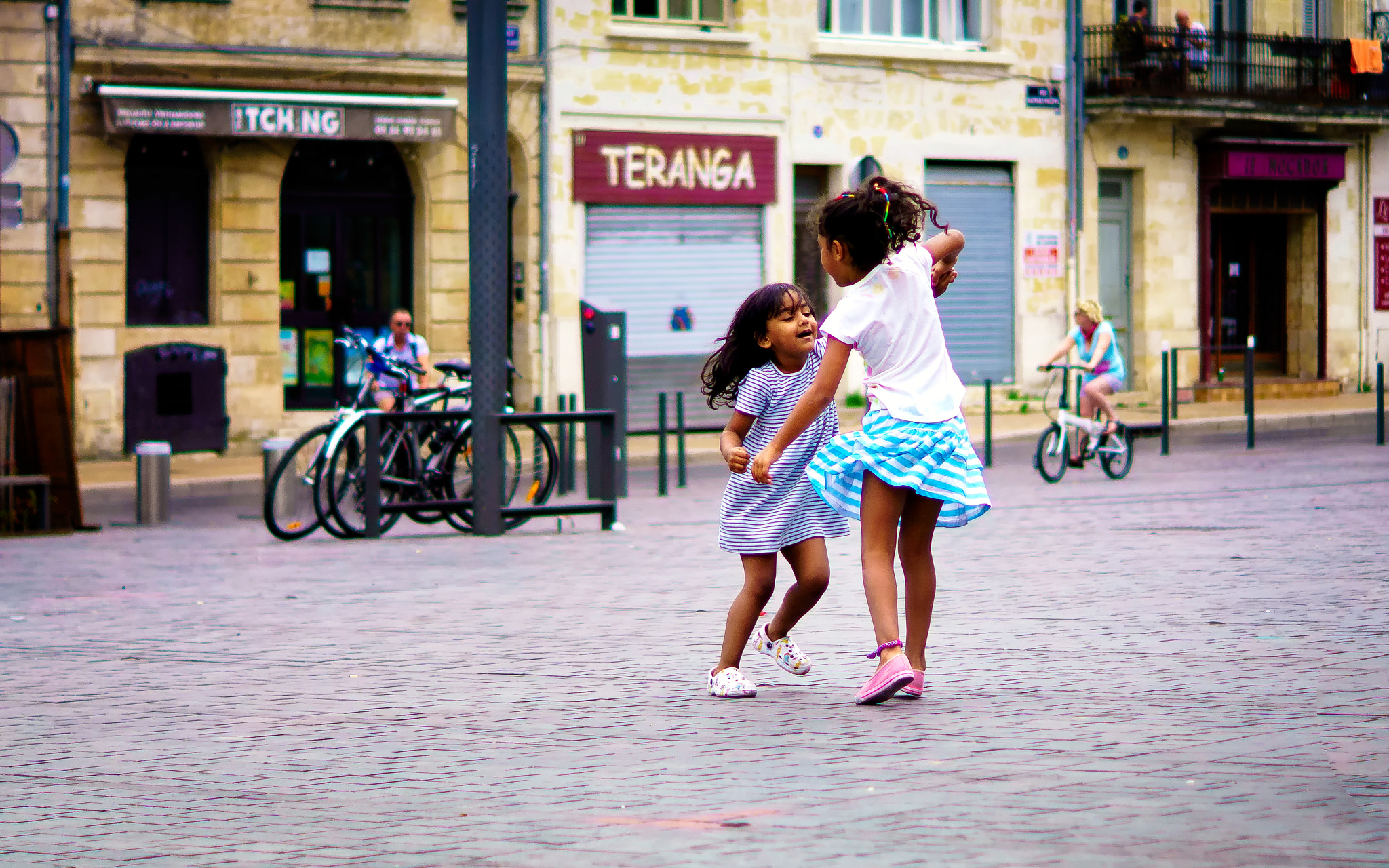 Sony ILCA-77M2 sample photo. Dancing in the streets photography