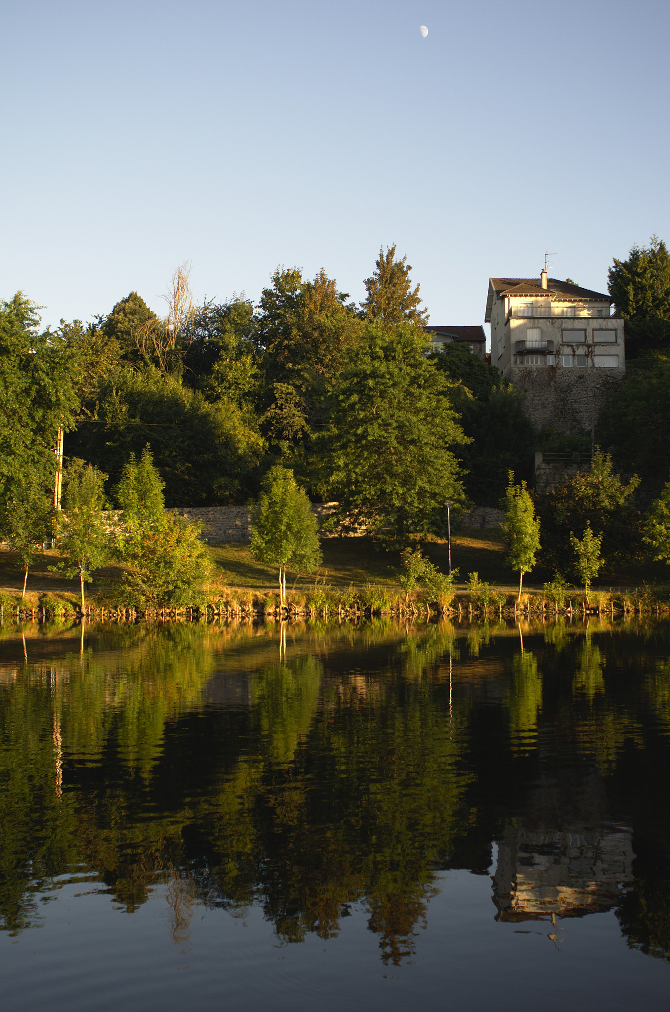 AF Nikkor 28mm f/2.8 sample photo. Golden hour photography