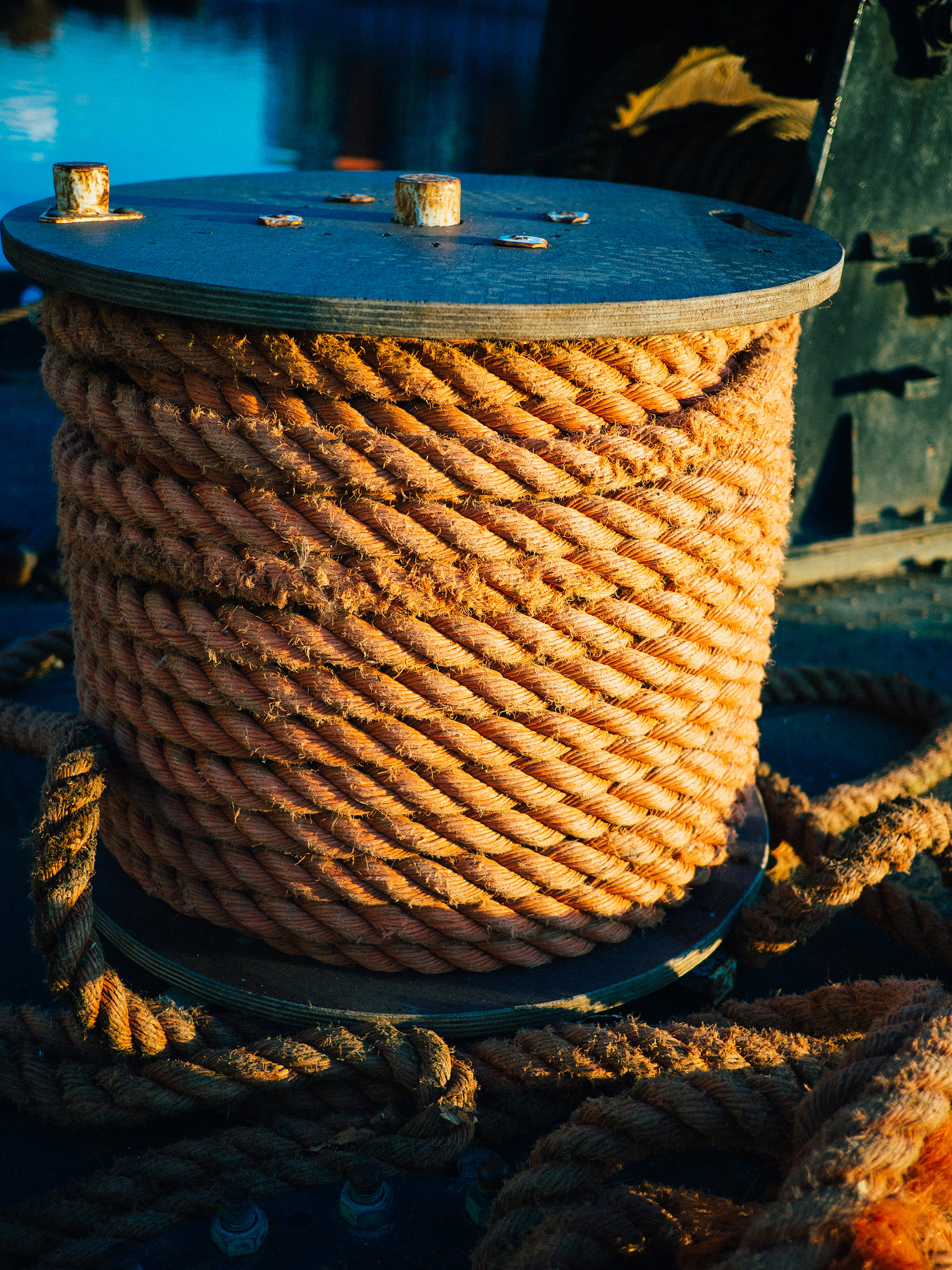 Olympus OM-D E-M10 + LUMIX G 20/F1.7 II sample photo. Spool with rope. photography