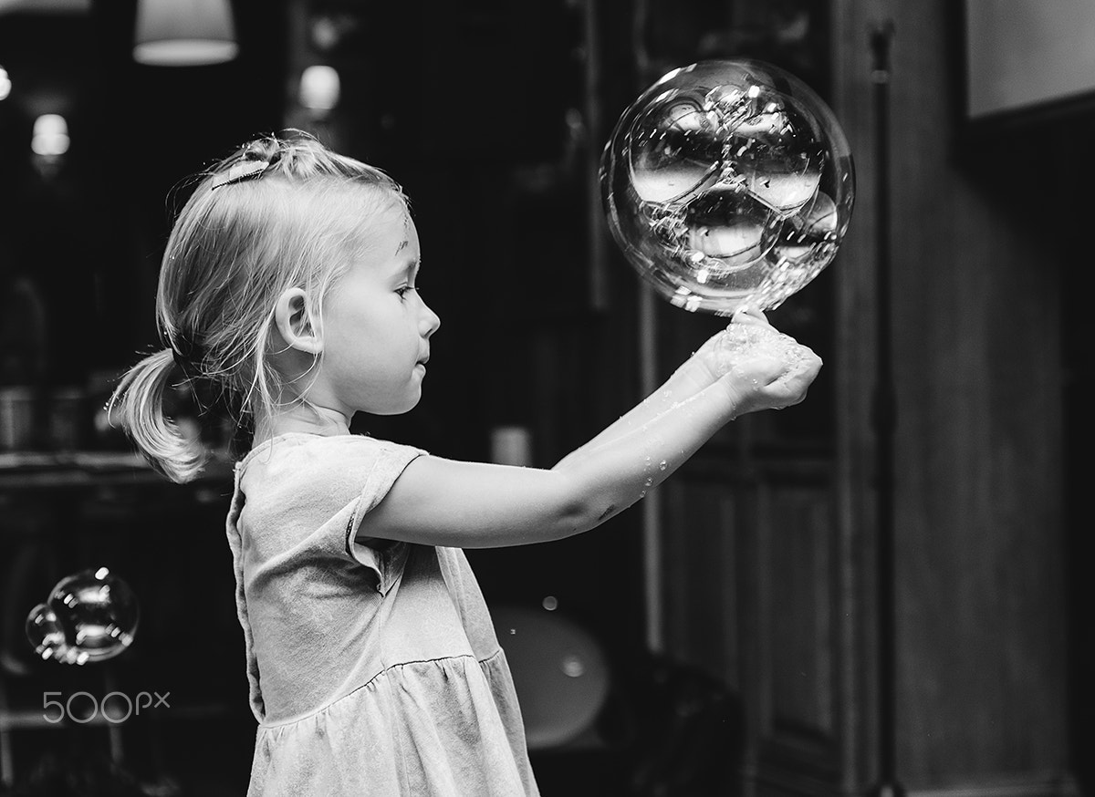 Nikon D7000 + Sigma 50mm F2.8 EX DG Macro sample photo. Little girl and soap ball photography