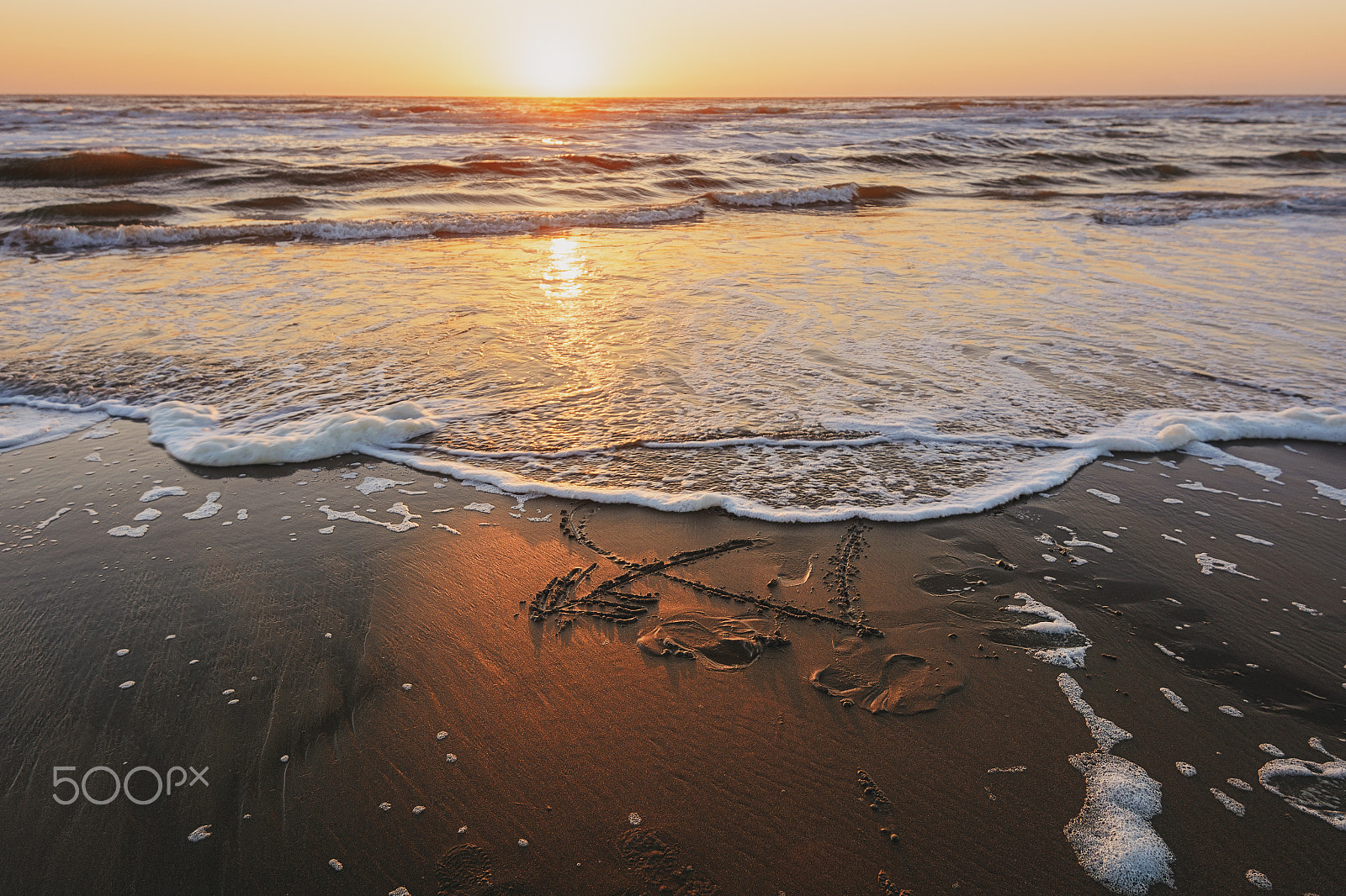 Nikon AF-S Nikkor 16-35mm F4G ED VR sample photo. Figure heart pierced by an arrow drawn on the sandy beach. photography