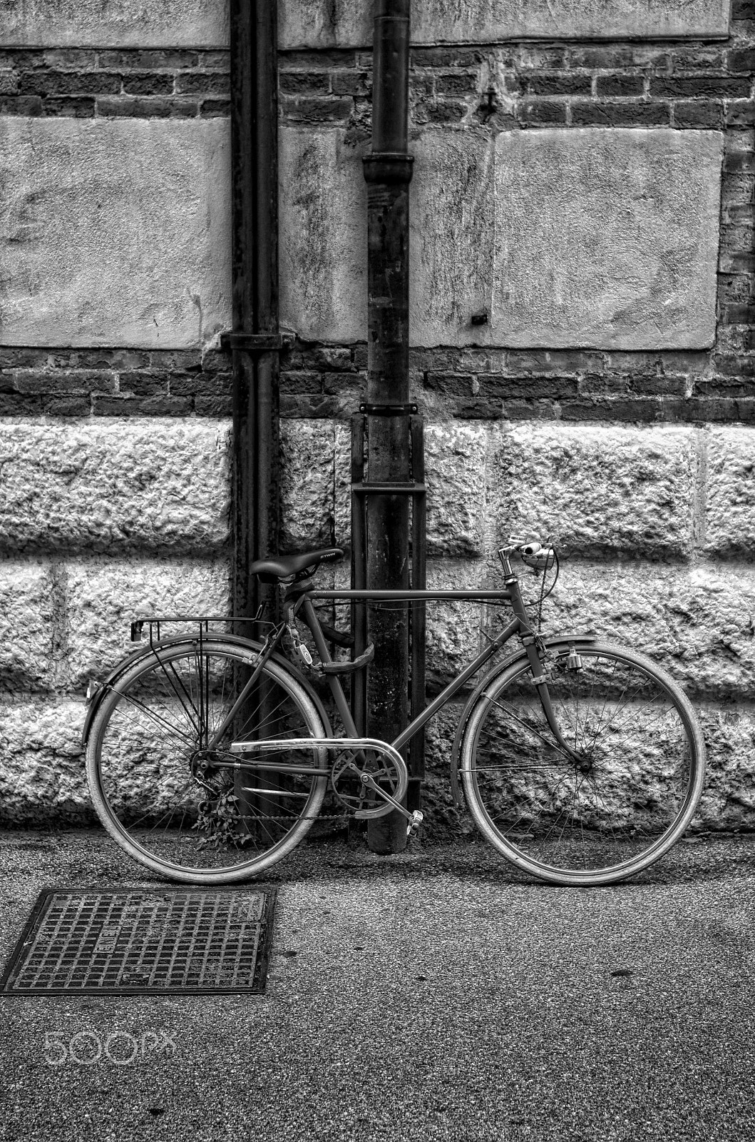 Pentax K-5 sample photo. Bike chained in verona photography