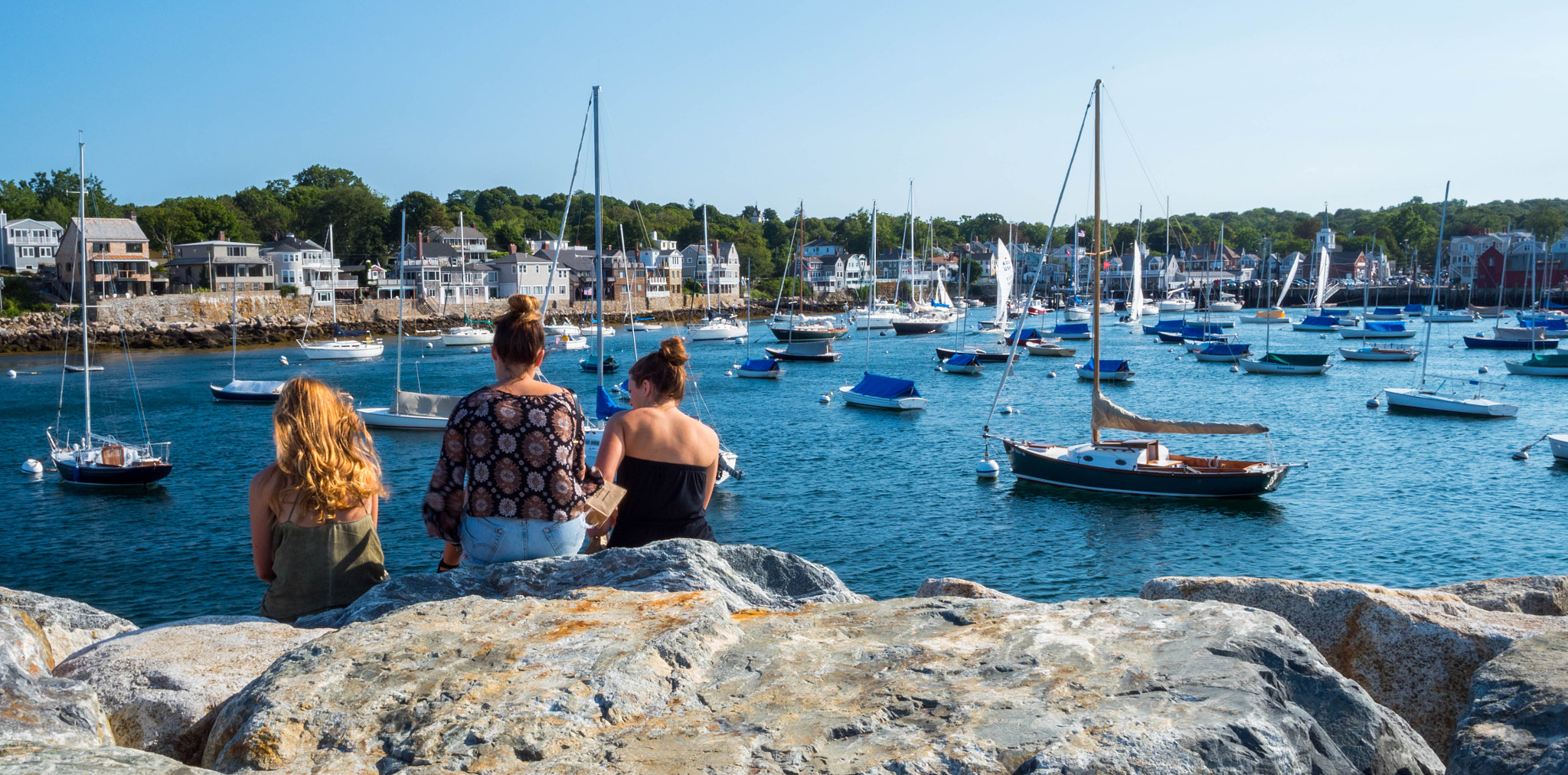 Panasonic Lumix DMC-GX8 + LEICA DG SUMMILUX 15/F1.7 sample photo. Las chicas in rockport photography