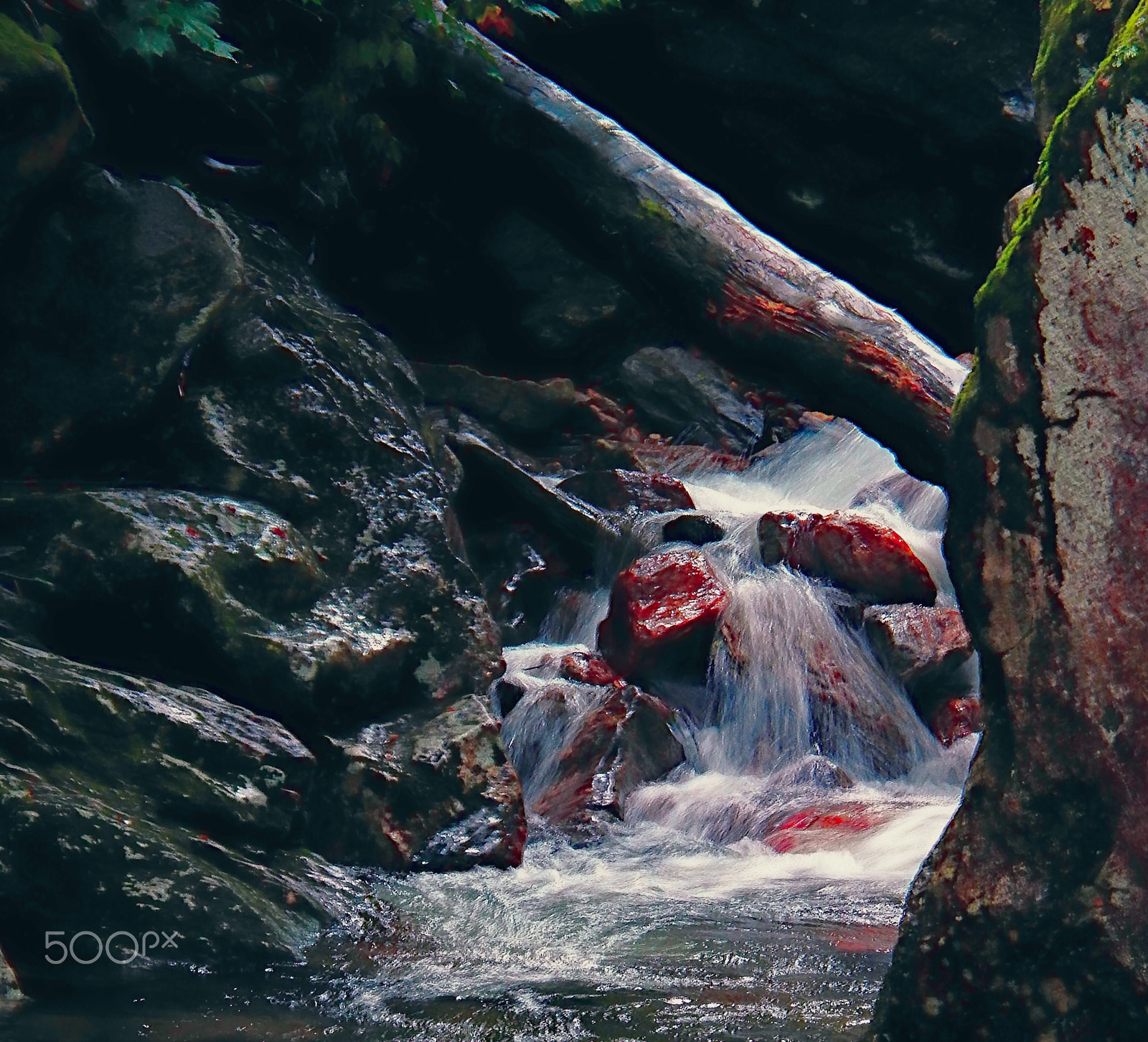 Kodak EasyShare Z990 (EasyShare Max) sample photo. Wet red rocks photography