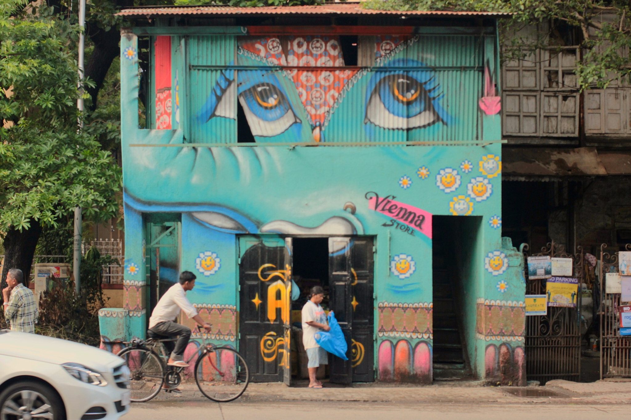 Canon EOS 550D (EOS Rebel T2i / EOS Kiss X4) + Canon EF 40mm F2.8 STM sample photo. A landmark at bandra's hill road, vienna stores ju ... photography