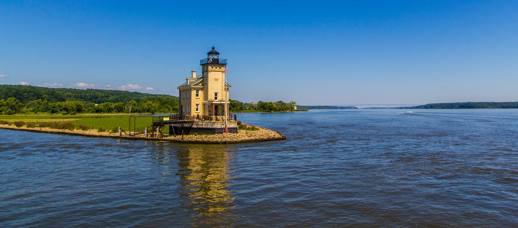 Canon EF-S 10-22mm F3.5-4.5 USM sample photo. Roundout lighthouse photography