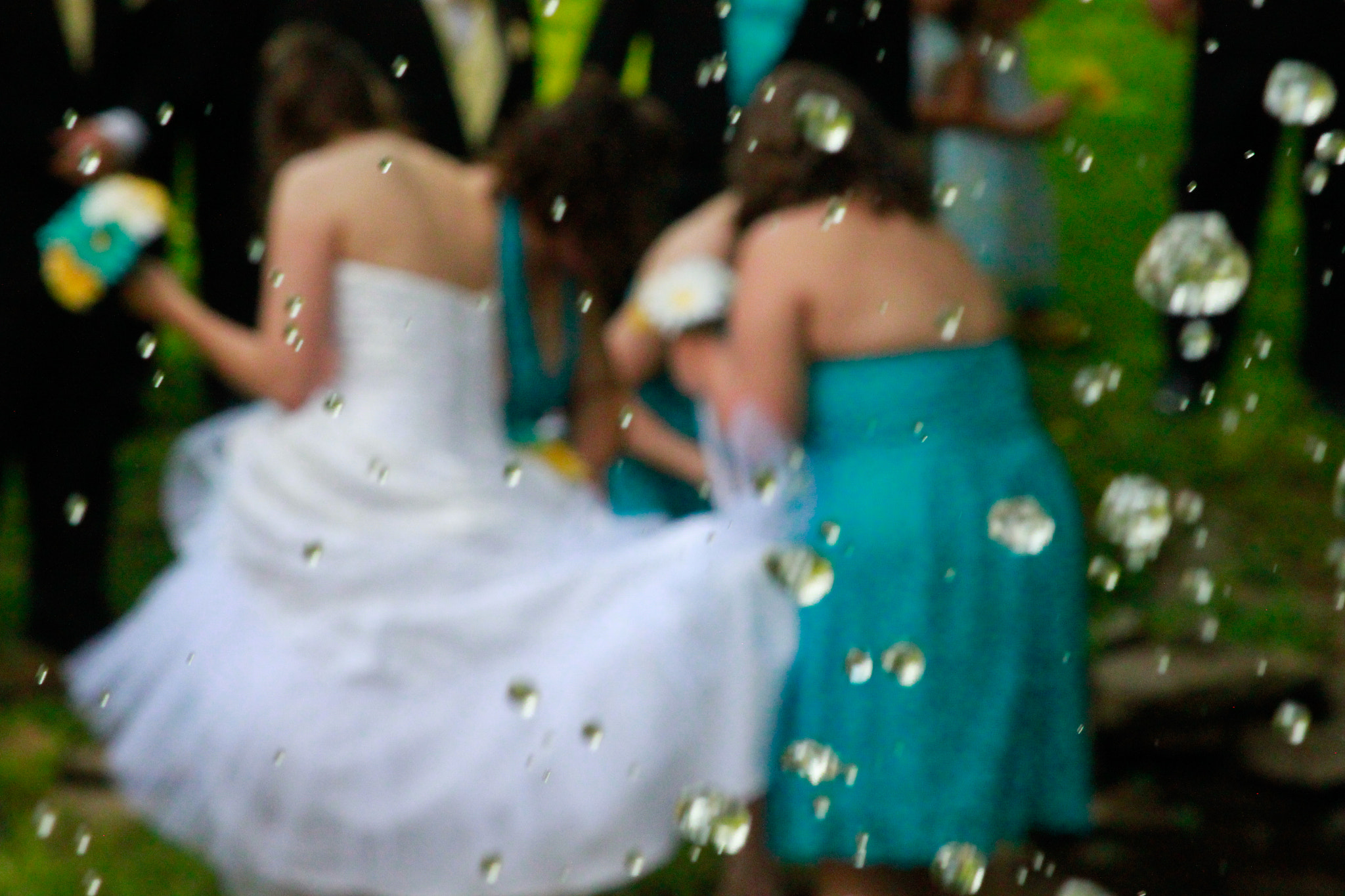 Canon EOS 500D (EOS Rebel T1i / EOS Kiss X3) sample photo. Water droplets wedding party photography