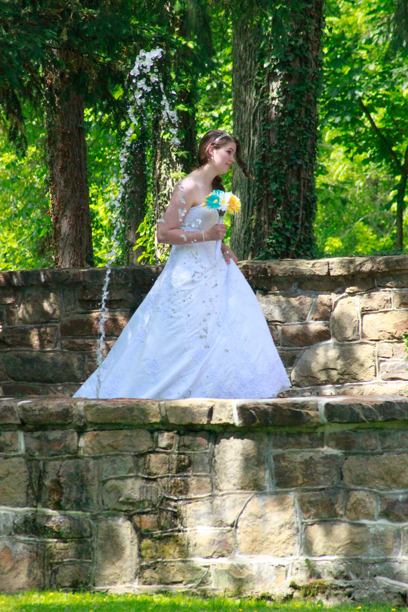 Canon EOS 500D (EOS Rebel T1i / EOS Kiss X3) + Canon EF 55-200mm f/4.5-5.6 sample photo. Water fountain bridal portrait walking down the aisle photography