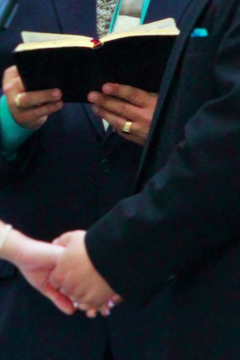 Canon EOS 500D (EOS Rebel T1i / EOS Kiss X3) sample photo. Hands and bible wedding photography