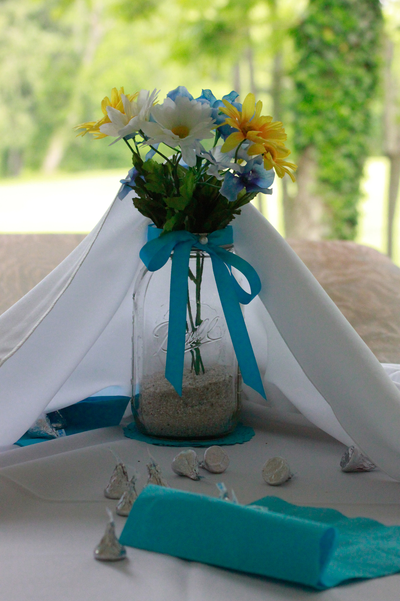 Canon EOS 500D (EOS Rebel T1i / EOS Kiss X3) sample photo. Flower centerpiece mason jars gerber daisies photography