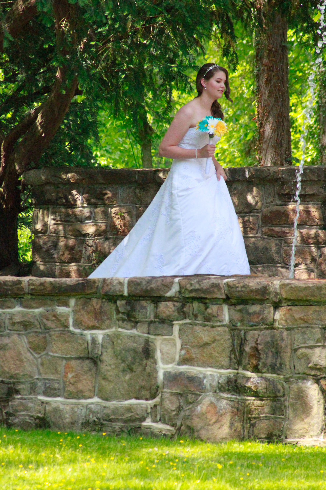 Canon EOS 500D (EOS Rebel T1i / EOS Kiss X3) + Canon EF 55-200mm f/4.5-5.6 sample photo. Bride water fountain walking aisle photography